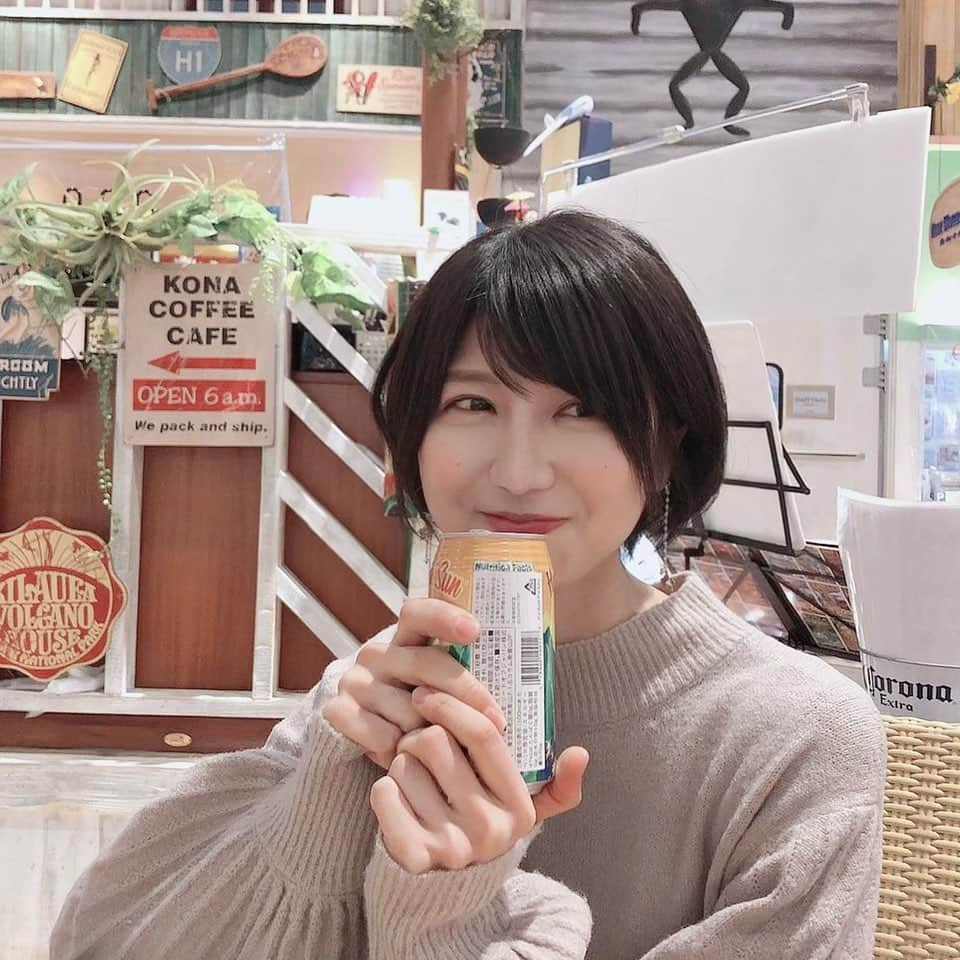 太田英里さんのインスタグラム写真 - (太田英里Instagram)「* ･ 今日は嬉しいことがありました☺️ 自撮りが上手く撮れなかったから カメラロール遡って見つけた1枚😂 またこうやって気軽に外出できる 日々が来ることを願って、、🙏✨ ちなみに飲んでるのはジュースです😂 ･ #太田英里 #Bright #三重PR大使 #ミス桑名 #ナチュラルフードコーディネーター #健康食コーディネーター #エレガンスマナーインストラクター #釣りガール #女優 #モデル #model #actress #talent #shorthair #ショートヘア #丸顔 #l4l #like4like #followme #instagood #cafe #hawaiian #hawaii #konascoffee」1月16日 20時32分 - eririiin56