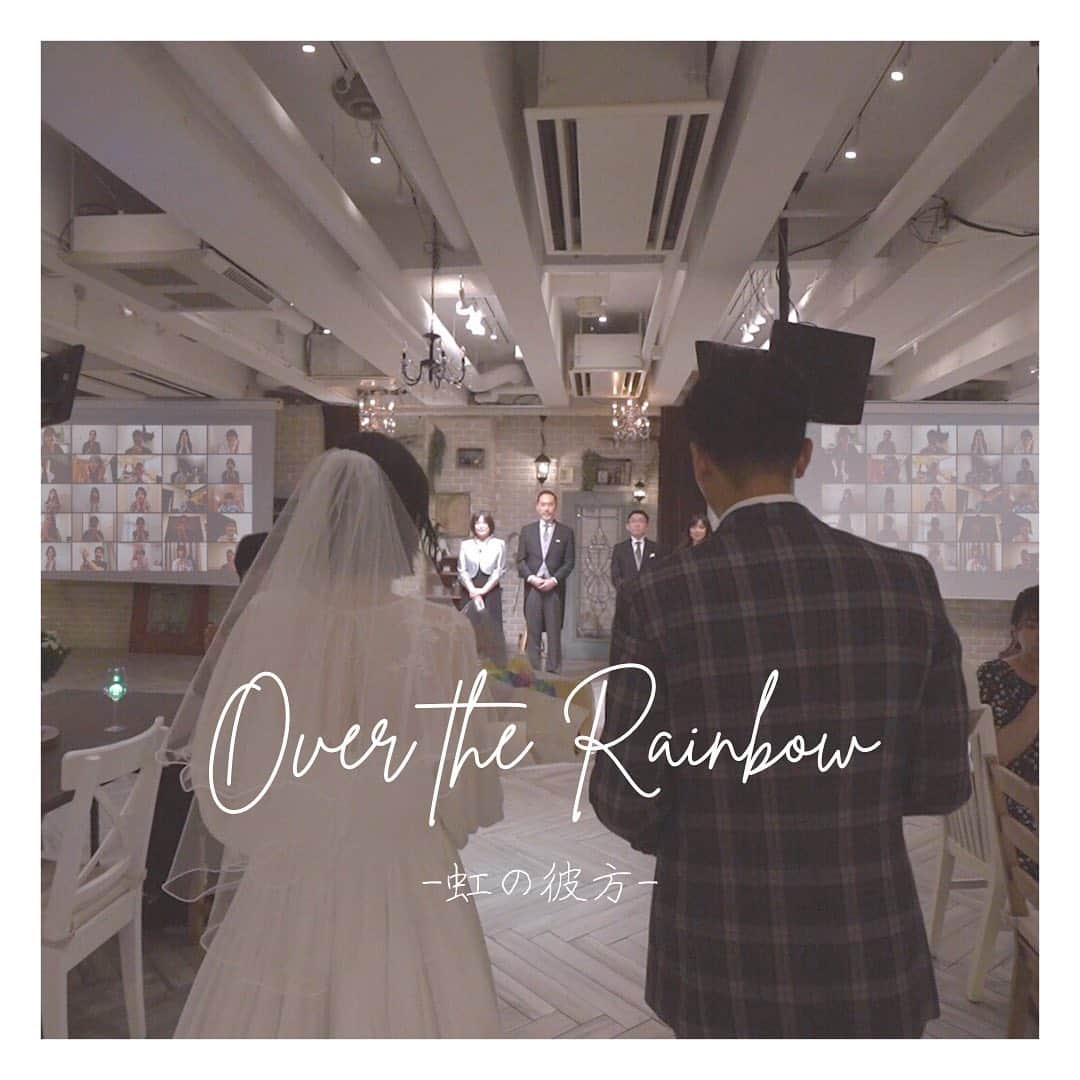 NEO FLAG.〜未来へ繋げる、繋がるＷedding〜のインスタグラム：「* "Over the Raibow-虹の彼方-"  NEO FLAG.のプロクリエイター集団と創る 新しいカタチのウェディング "NEO FEVE"  お互いにハワイが大好きで 何度も訪れたことがあるというお二人  プロポーズの地はもちろんハワイ  海辺での新郎様からのプロポーズ… その瞬間 そんな二人を祝福するかのように 大きな虹が現れたという素敵なエピソードがありました  ハワイでのフォトウェディング後に行う予定だった 大切な仲間たちとのウェディングパーティー  リアルで会うことは叶わずとも お互いの想いは距離を飛び越えて繋がり合う またいつかリアルの場で全員で集まることを誓い合う  オンラインとリアルを融合させた "ゲスト参加型の"オンラインウェディング  #neoflag #ネオフラッグ #ウェディングプロデュース #オリジナルウェディング #コンセプトウェディング #セミオーダーウェディング #オンライン結婚式 #オンラインウェディング #リモートウェディング」