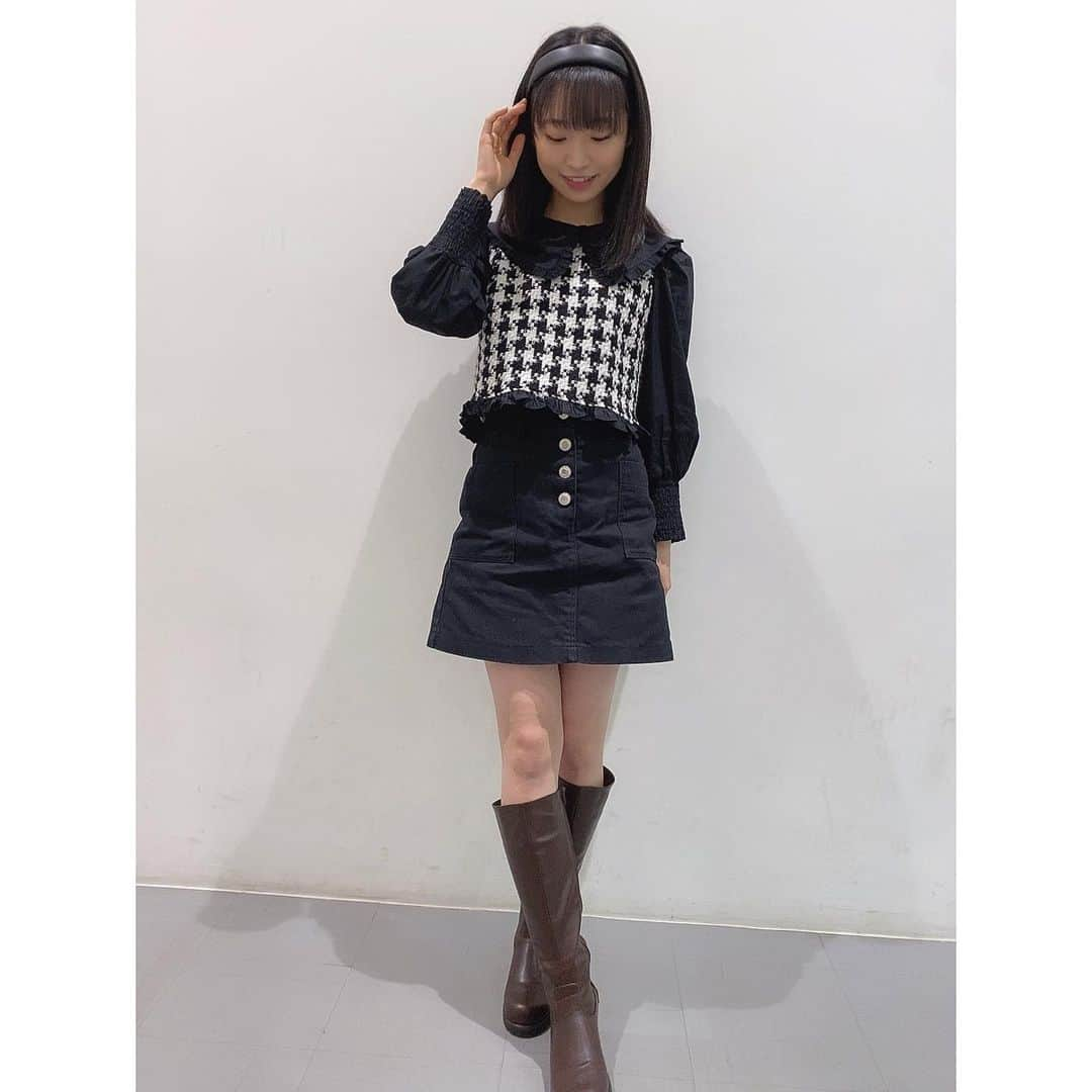 山内瑞葵さんのインスタグラム写真 - (山内瑞葵Instagram)「. ୨୧┈┈┈┈┈┈┈┈┈┈୨୧ . 2021年初オンラインお話会！ なんちゃって丑コーデでした♡♥︎ スカートのしわはご愛嬌🙊 . 黒いロングブーツが お家に届くまで我慢できなくて 先にゲットしてたブラウンのロングブーツを履きました😅 . #AKB48 #オンラインお話会 #私服 #ZARA #ザラジョ #ザラ  #モノトーンコーデ #なんちゃって丑コーデ . ୨୧┈┈┈┈┈┈┈┈┈┈୨୧」1月16日 20時34分 - zukky_48