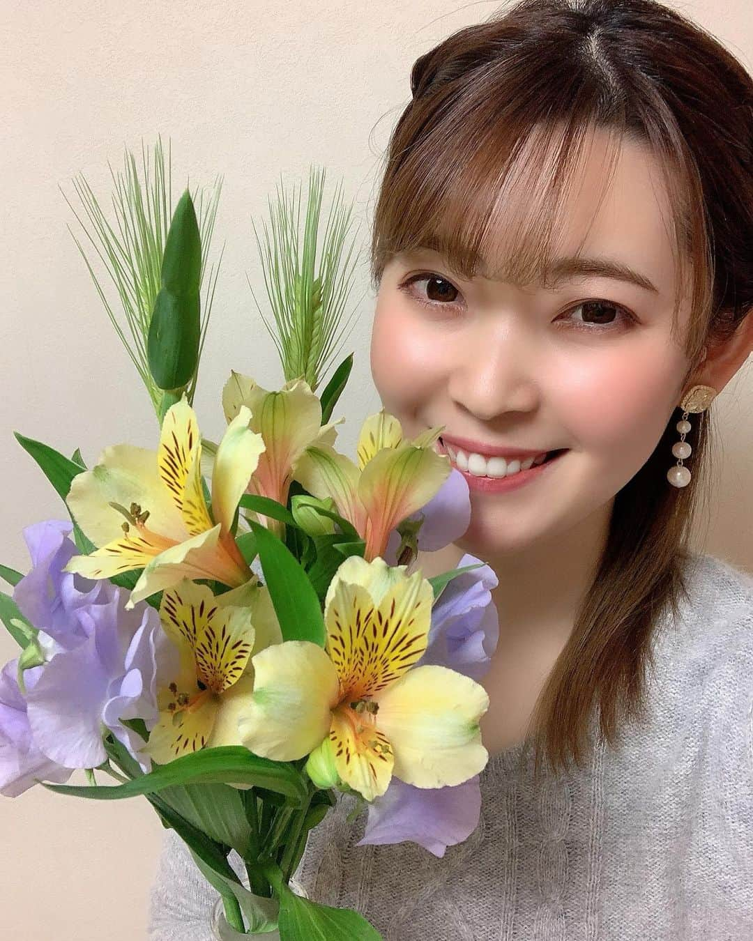 松本ルナのインスタグラム：「お！は！な！💐  部屋にお花があると癒される〜😌✨ お花効果凄い！！💕  #お花 #お花のある暮らし#癒し  #お花好きな人と繋がりたい  #癒しの時間 #お花の名前は　#分からない  #花束 #backnumber の　#花束 も　#好き  #素敵な時間 #素敵な空間 #💐  #一粒万倍日 #タグ の　#情報量 #😂」