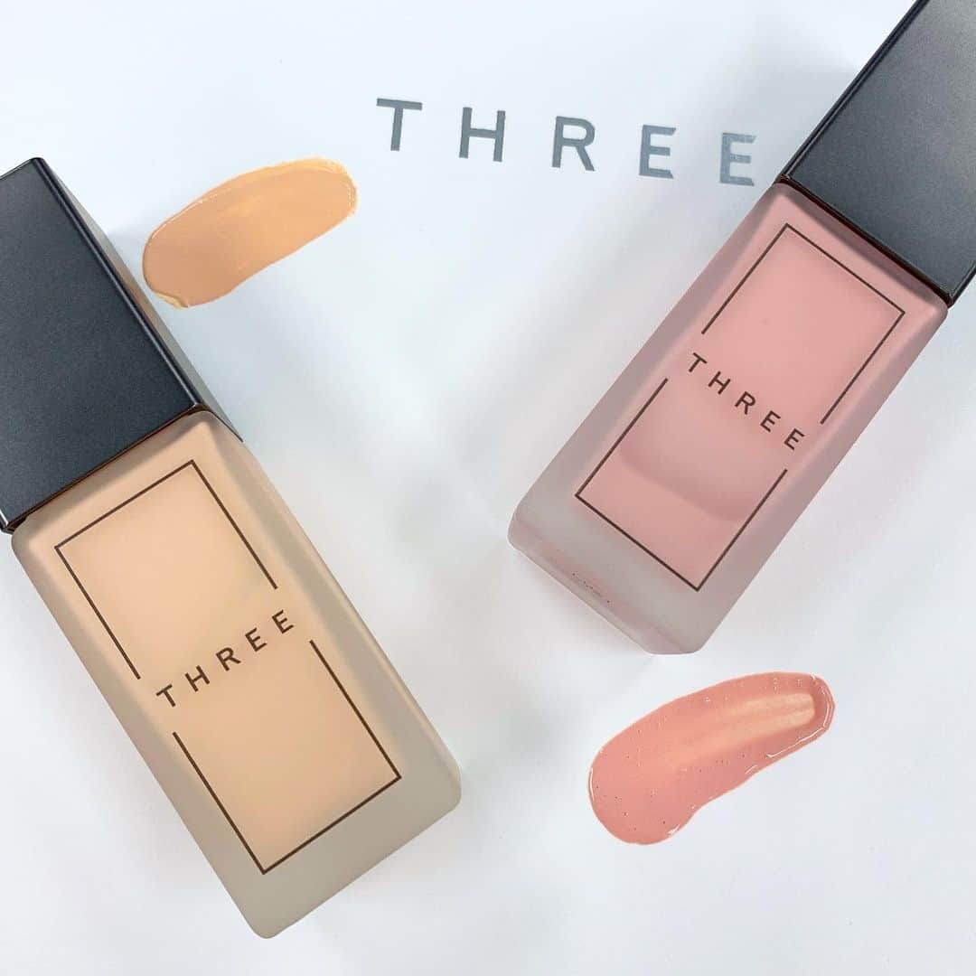 のインスタグラム：「＼THREEの新ベースメイクシリーズが登場／ THREEの新ベースメイクシリーズが叶えるのは、素肌のような自然な透明感！  まずは乾燥やキメの乱れによって凹凸感や色ムラが生じた肌を、どんな肌色にも合うピンク色のプライマーでなめらかに整えて。植物由来成分の「スムースファイバー」は肌表面に極薄なファイバーネットを作る新成分。くすみをカバーし、血色感と透明感のある均一でかげりのない肌をかなえます。  プライマーで整えた肌にさらなるハリ感をあたえるのが、なめらかなテクスチャーの新フルイドファンデーション。ファンデーションにも「スムースファイバー」が配合されており、肌全体がキュッと引き締まったようなハリのある質感をキープし、毛穴を感じない透明感のある仕上がりに♪ エフォートレスな補正でどこから見ても余裕のある自然な美肌を手に入れて。  2月24日（水）発売 THREE アドバンスドエシリアルスムースオペレーター プライマー　30ml　￥5,500 THREE アドバンスドエシリアルスムースオペレーター フルイド ファンデーション SPF40／PA++　全8色　30ml　￥8,000 ※すべて税抜価格  ★★★ 美的のインスタグラムでは、いち早く美容情報配信中！ぜひフォロー＆チェックを！ @bitekicom ★★★  #THREE #プライマー #ファンデーション #美肌 #透明感  #ハリ感 #血色感 #新製品 #美的 #bitekicom」