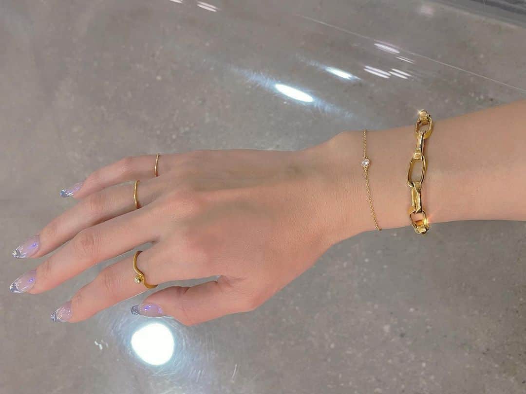 梅村実帆のインスタグラム：「やっぱりgoldすきだなぁ🪞 かわいいブレスレットに出会えた @aletta_jewelry_official ♡」
