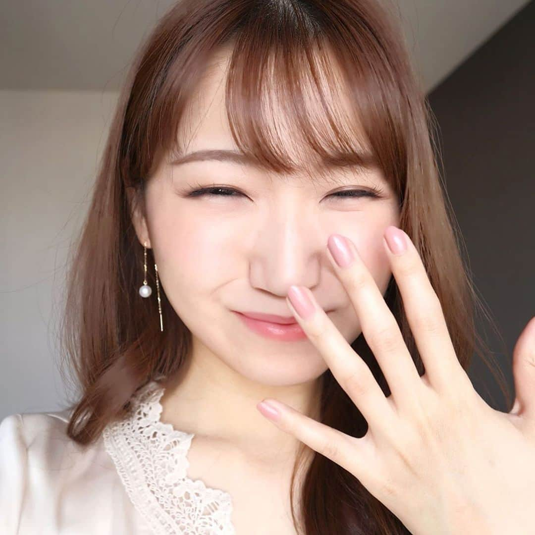 常岡珠希さんのインスタグラム写真 - (常岡珠希Instagram)「Today’s nail  #THREE #ネイルポリッシュ 117 POETIC DREAM DANCER 1,800円+税  THREEのネイル新色。パール量、明るさ、くすみ、バランスのよいピンクで、季節問わず使えるカラー。馴染みのいいピンクは指先を綺麗に見せる最強カラーだと思います。綺麗だな〜。  この馴染みのいいピンクネイルに合わせて、メイクもベーシックに仕上げています。 #ゲラン メテオリット ビーユ パールグロウ #Dior サンク クルール クチュール 559 #ランコム ブラッシュ スプティル  SP353 #YSL ルージュ ピュールクチュール ヴェルニ ウォーターステイン 605  ブログ写真多めにアップしたので、ピンクネイルお探しの方はぜひご参考にしてみてください。  #コスメ #化粧品 #ネイル #セルフネイル #セルフネイラー #ポリッシュ #マニキュア #ネイルポリッシュ #ポリッシュネイル #pink #pinkネイル #POETICDREAMDANCER #新色 #nail #manicure #nailsmagazin #美活 #美容 #美意識」1月16日 20時37分 - tamaki.tsuneoka