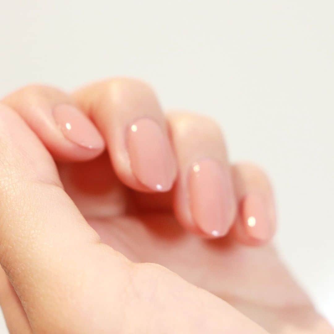 常岡珠希さんのインスタグラム写真 - (常岡珠希Instagram)「Today’s nail  #THREE #ネイルポリッシュ 117 POETIC DREAM DANCER 1,800円+税  THREEのネイル新色。パール量、明るさ、くすみ、バランスのよいピンクで、季節問わず使えるカラー。馴染みのいいピンクは指先を綺麗に見せる最強カラーだと思います。綺麗だな〜。  この馴染みのいいピンクネイルに合わせて、メイクもベーシックに仕上げています。 #ゲラン メテオリット ビーユ パールグロウ #Dior サンク クルール クチュール 559 #ランコム ブラッシュ スプティル  SP353 #YSL ルージュ ピュールクチュール ヴェルニ ウォーターステイン 605  ブログ写真多めにアップしたので、ピンクネイルお探しの方はぜひご参考にしてみてください。  #コスメ #化粧品 #ネイル #セルフネイル #セルフネイラー #ポリッシュ #マニキュア #ネイルポリッシュ #ポリッシュネイル #pink #pinkネイル #POETICDREAMDANCER #新色 #nail #manicure #nailsmagazin #美活 #美容 #美意識」1月16日 20時37分 - tamaki.tsuneoka