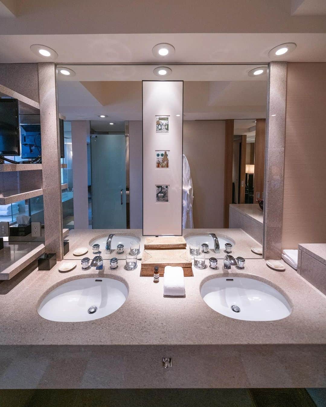 Park Hyatt Tokyo / パーク ハイアット東京さんのインスタグラム写真 - (Park Hyatt Tokyo / パーク ハイアット東京Instagram)「With twin washbasins in the bathroom, you can get ready for the day at the same time with your loved one.  パウダールームでの何気ない時間も、大切な人と肩を並べるだけで楽しいひとときに。素敵な1日が始まる予感に心ときめかせて。  Share your own images with us by tagging @parkhyatttokyo  —————————————————————  #parkhyatttokyo #luxuryispersonal #parksuite #suiteroom #staycation  #パークハイアット東京 #パークスイート #ステイケーション #スイートルーム #おこもりステイ」1月16日 20時47分 - parkhyatttokyo