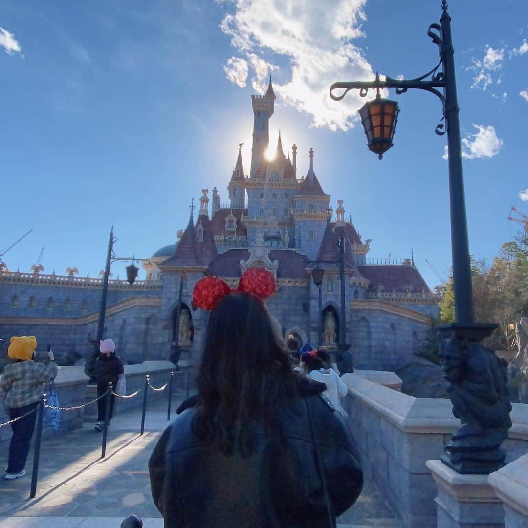 日下部美愛のインスタグラム：「この写真めちゃくちゃ良くない？？  #美女と野獣エリア  #disney #disneyland #disneysea #ディズニー #ディズニーランド  #ディズニーコーデ #カチューシャ  #tokyodisneyresort #tokyodisneyland  #멋스타그램 #데일리룩 #코디 #패션 #옷스타그램」