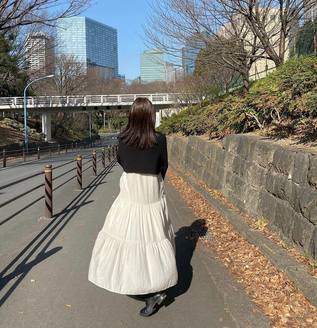 山内遥さんのインスタグラム写真 - (山内遥Instagram)「.  @rustal_official の ティアードフレアロングワンピース🎗♡ ショートニット合わせて着たけど 暖かくなったらワンピ一枚でも着たいな〜🌸💭 とろんっとした優しい素材なのに しっかり裏地付きなので透けない、嬉し♡ . #rustal#ラスタル#ティアードワンピース」1月16日 20時41分 - haruka__yamauchi