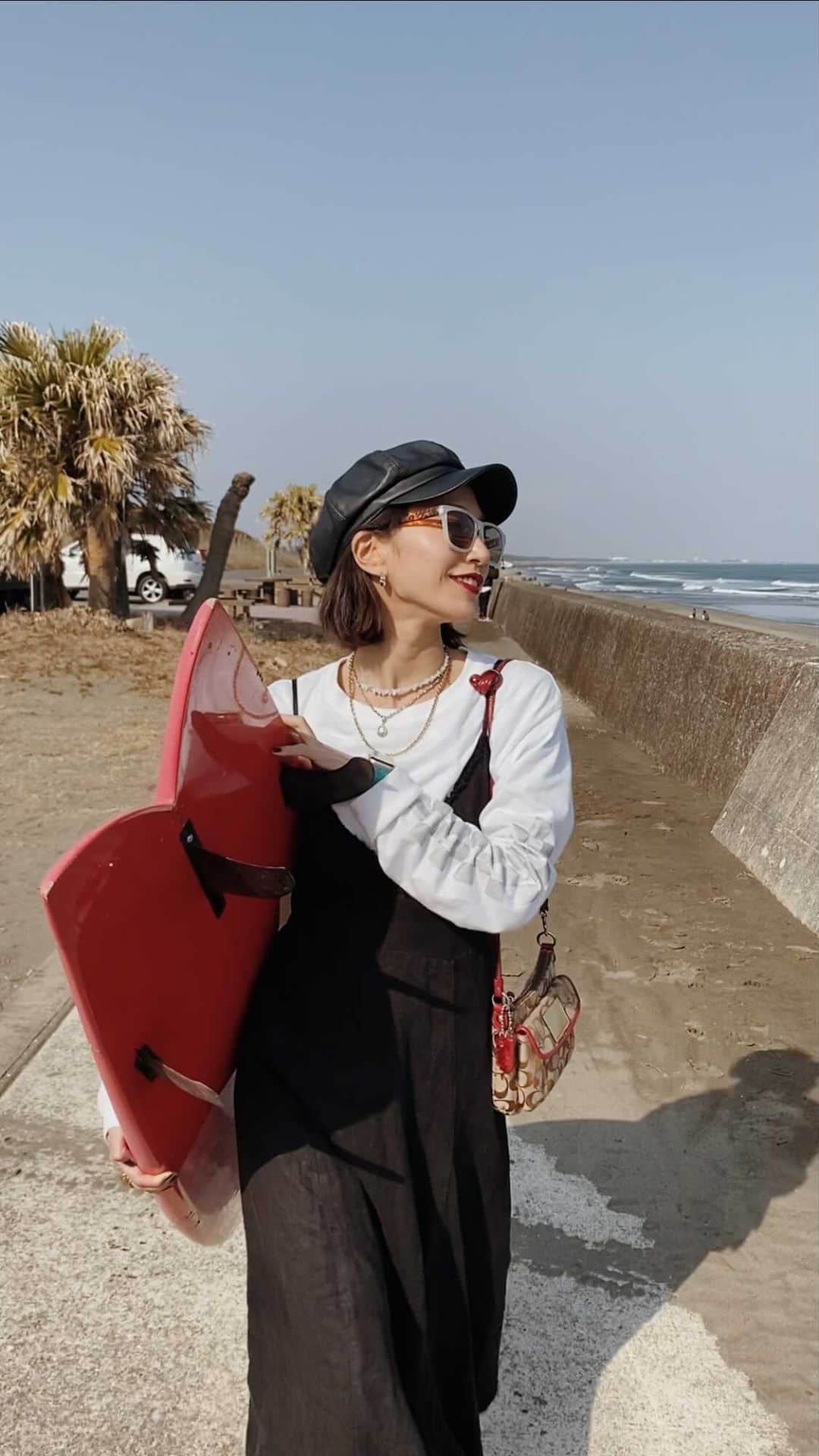 のインスタグラム：「マーブリングしたボードを持って海へ🏖🎨  宮崎はオシャレなビルは無いけど綺麗な海はたくさん🌃🌊🤍 スタバ片手に歩くよりサーフボード片手に歩いた方がクールでしょ？😗😗😗  ボードの持ち方ぎこちないし素人感すごいけどw  7時間くらい海で遊んで焼けた👍🏾  #宮崎#南国#miyazaki#myzklife  #japantrip#海#旅行記 #旅行写真 #日本旅行 #朝日#海#beach#ビーチ#旅行#田舎暮らし #南国暮らし#ボブ#ショートボブ#古着#コンバース#coachbag #サーフボード」