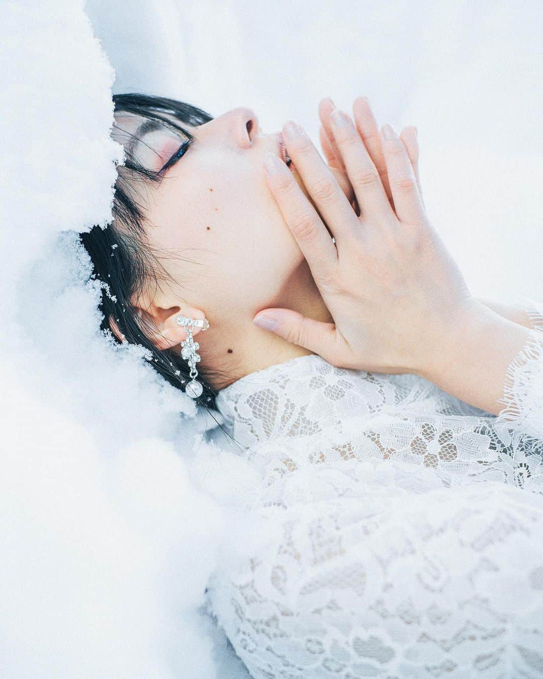 haru wagnusさんのインスタグラム写真 - (haru wagnusInstagram)「White breath, white dress, white splendid  ㅤㅤㅤㅤㅤㅤㅤㅤㅤㅤㅤㅤㅤ ㅤㅤㅤㅤㅤㅤㅤㅤㅤㅤㅤㅤㅤ model @meiyue7702  hair arrange @izumi__photo & @wagnus  dress & accessories @rocky_days_  ㅤㅤㅤㅤㅤㅤㅤㅤㅤㅤㅤㅤㅤ #summilux35mm  #weddingdress」1月16日 20時42分 - wagnus