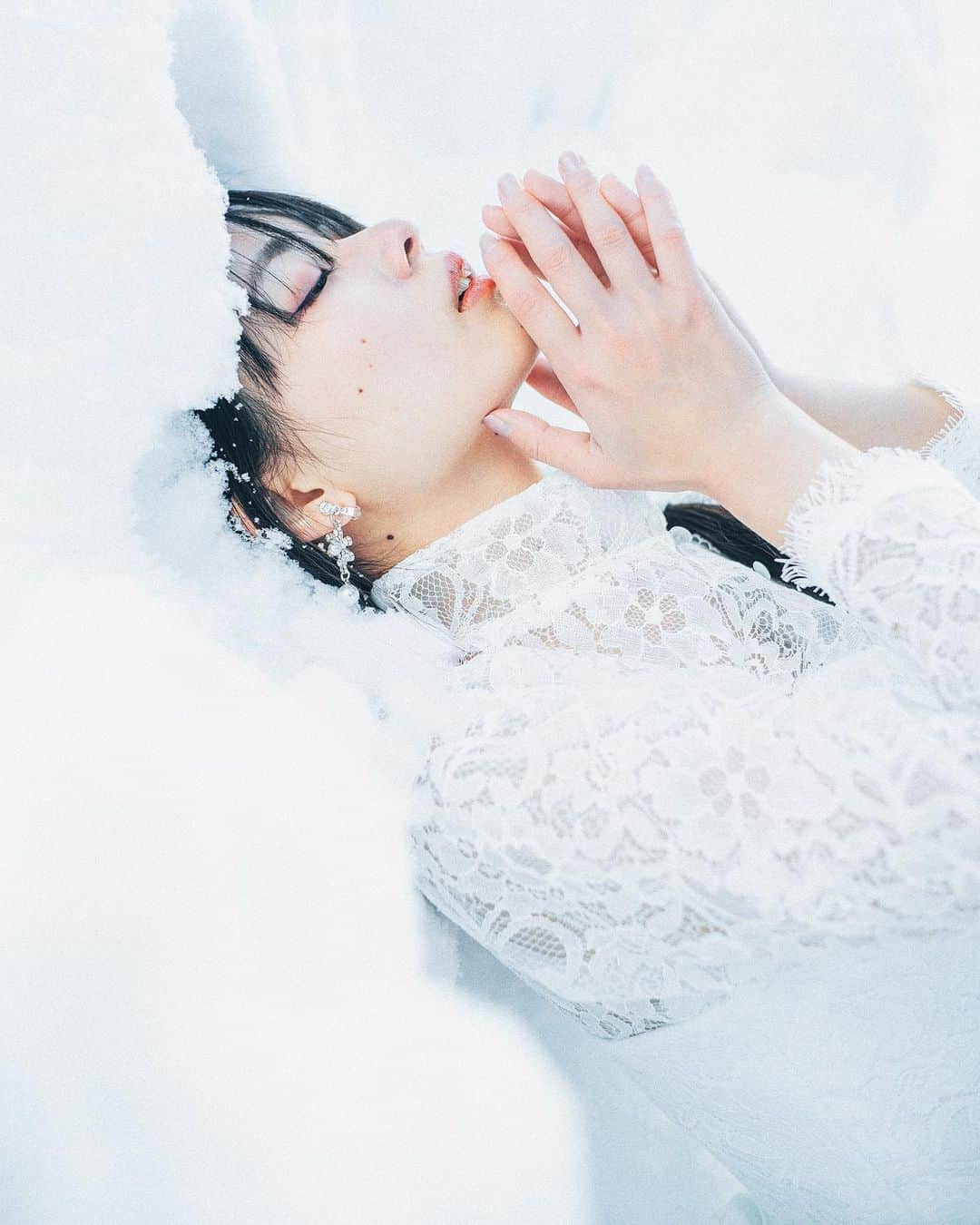 haru wagnusのインスタグラム：「White breath, white dress, white splendid  ㅤㅤㅤㅤㅤㅤㅤㅤㅤㅤㅤㅤㅤ ㅤㅤㅤㅤㅤㅤㅤㅤㅤㅤㅤㅤㅤ model @meiyue7702  hair arrange @izumi__photo & @wagnus  dress & accessories @rocky_days_  ㅤㅤㅤㅤㅤㅤㅤㅤㅤㅤㅤㅤㅤ #summilux35mm  #weddingdress」