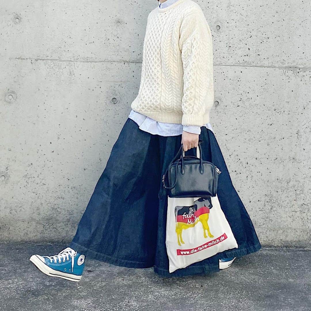 ryokoのインスタグラム：「▪︎ . ニットとシャツとデニムのカルメンキュロット . . . knit #vintage  shirt #commedesgarconsshirt  bottoms #harvesty shoes #converse  bag #artsandscience」