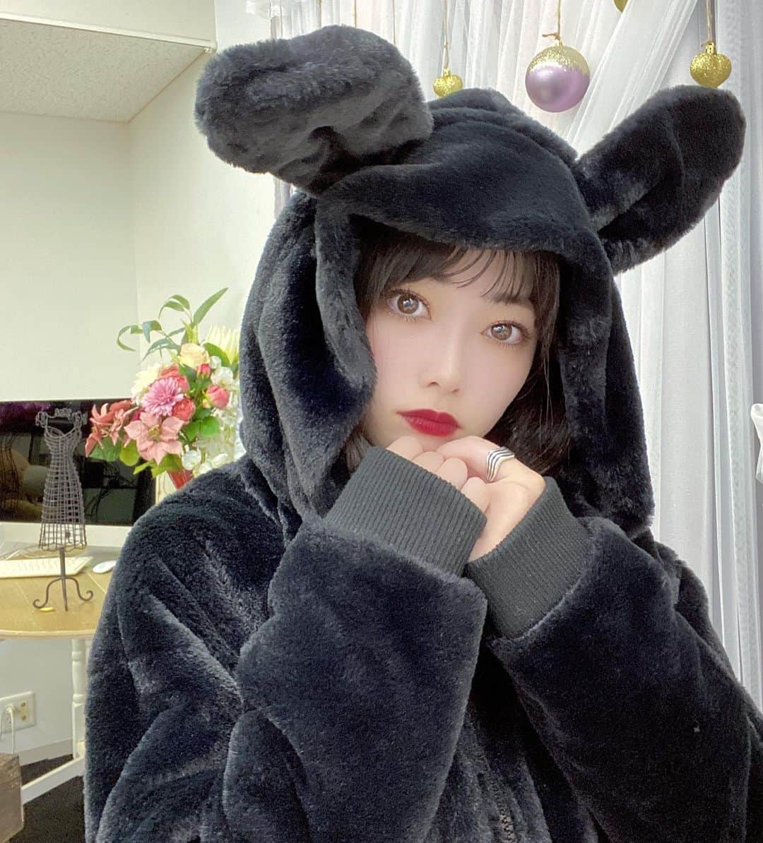 のインスタグラム：「🐇🖤」