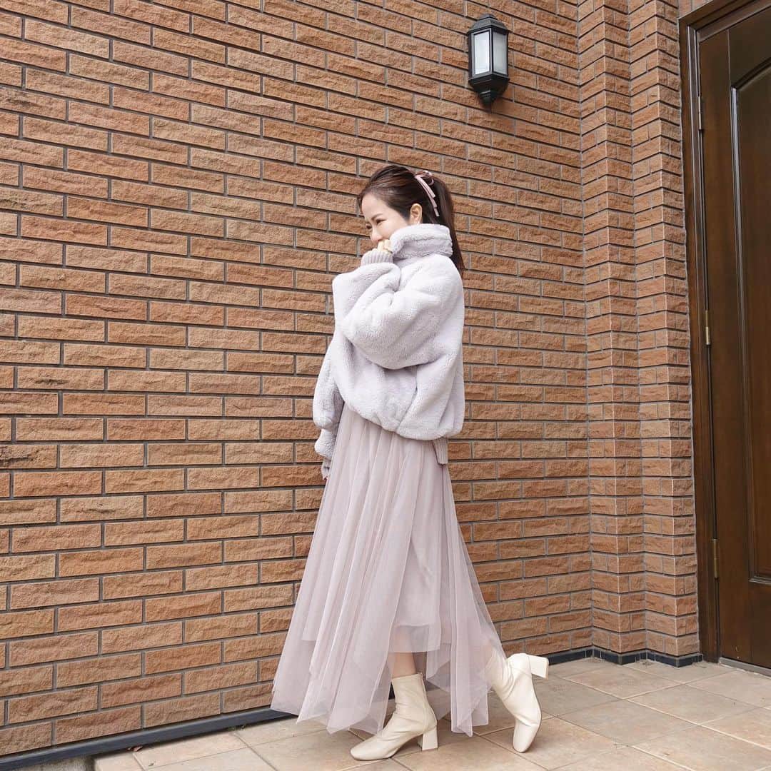 のインスタグラム：「前回アフタヌーンティーの#ワントーンコーデ  ゆるっとニット×チュールスカート✧˖° . . #ニットコーデ #ニットトップス #チュールスカート #チュールスカートコーデ #プチプラコーデ #ママコーデ #ママファッション #ママコーディネート #アラサーコーデ #アラサー女子 #アラサーファッション #アラサーママ #二児ママ #二児の母 #二児のママ #コーデ記録 #ファーコート #ファージャケット」