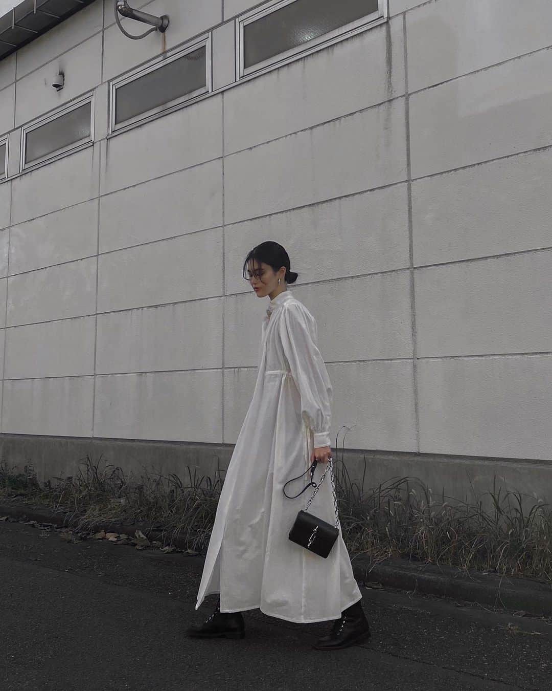 影山可蓮のインスタグラム：「・ ・ White Shirts dress✳︎✳︎ ・ ・ 今日のお昼はめちゃくちゃ暖かかったので、届きたてのシャツワンピを着てみたー！☀︎ ・ 年がら年中愛用してる @akte_official のこのワンピ、今期のものはサイドに紐がついてレベルアップしたので即決オーダー✏︎何枚あっても使えるのです。👌🏼 ・ ・ #outfit #ootd  #instafashion #minimalstyle #minimalfashion #classicstyle #simpleoutfit #everydaylook  #コーデ #コーディネート #今日のコーデ #私服  #karen_k_outfit」