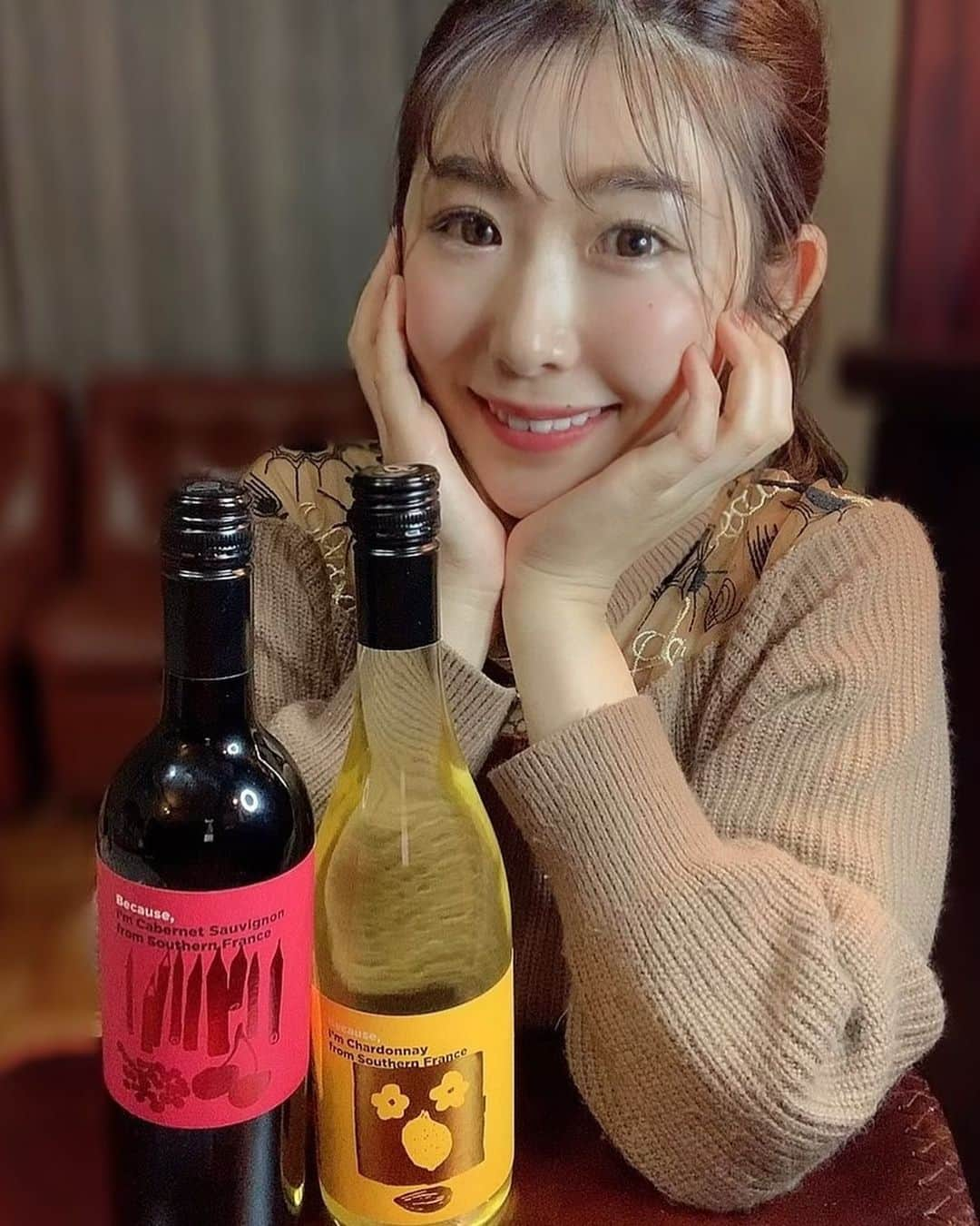 千代田唯さんのインスタグラム写真 - (千代田唯Instagram)「Because, 🍾 ラベルが可愛いくて🥰部屋に置いていたい✨ 女子会でも盛り上がりそうです🌸  ビコーズワインは ワインを楽しく味わいながら、ワインの知識を深めていくことができるシリーズ！！ ワインをこれから知りたい人、好きをもっと深めたい人にオススメなラインです✨ 1000円代で美味しく勉強できるってなかなか無いですよね😌💕 私も資格をとる前に出会いたかったなぁ！笑  気軽に、楽しく、美味しいワイン✨ さてさて家飲みはじめまーす🙋‍♀️🍷  #becausewine#ビコーズワイン#いえのみ#ワインエキスパート#ミスワイン#ワイン大好き#ワイン好きな人と繋がりたい#ワイン勉強中#ワインのある暮らし#ワイン女子#wine#winelover#おうちワイン#ワインスタグラム#インスタ映えワイン#japanesegirl#winetime」1月16日 20時53分 - chiyodayui0920