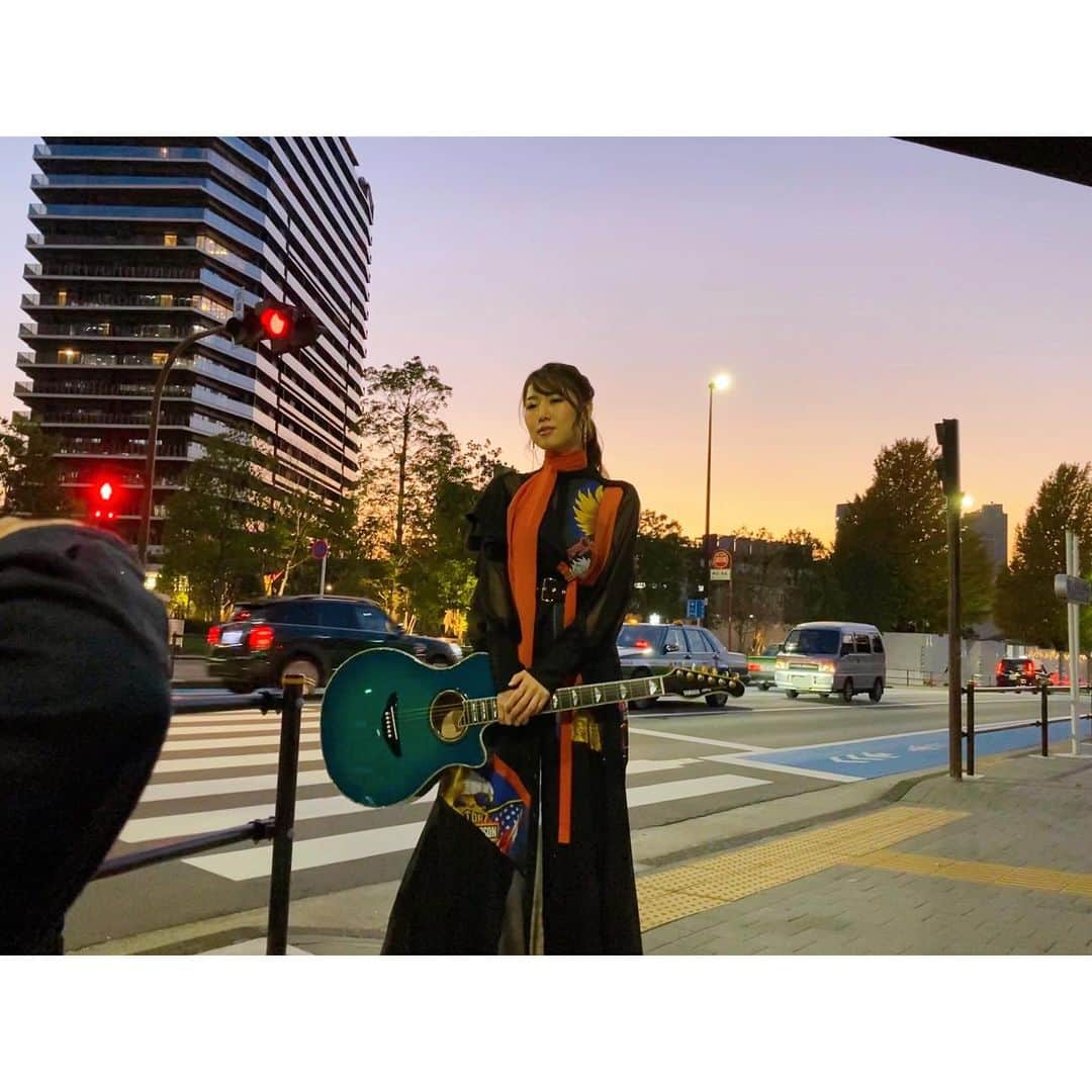 おかゆのインスタグラム：「🐶📱💭🏡🎸🌈 . この後21時〜 「おかゆんのステイホームライブ」です🎼 . 良ければ覗いて見てくださいネ😘 . 明日は早朝からテレビ出演📺 BS12チャンネル 「小田純平のミュージックカフェ」 あさ4時半〜5時放送です✨ . 夜18時〜はビクターオンラインストアで 「おかゆウタ〜カバーソングス〜」の インターネットサイン会👩🏻‍💻❤ . ご購入特典は、イラスト風ポストカード🧑🏻‍🎨 写真3枚目はサンプル画像です📸 . 是非ともご参加頂けたら嬉しいです🤗🌈 . #おかゆんのステイホームライブ #インスタライブ #撮影オフショット #弾き語り #おかゆウタ」