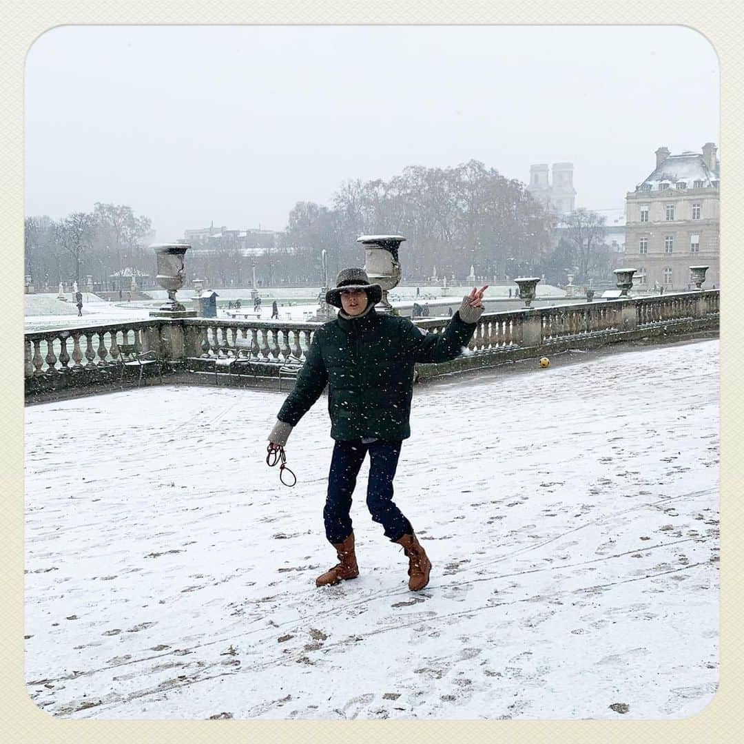 イネス・ド・ラ・フレサンジュさんのインスタグラム写真 - (イネス・ド・ラ・フレサンジュInstagram)「happy like a child ! #snowday #Paris #jardinduluxembourg #today #snow」1月16日 20時57分 - inesdelafressangeofficial