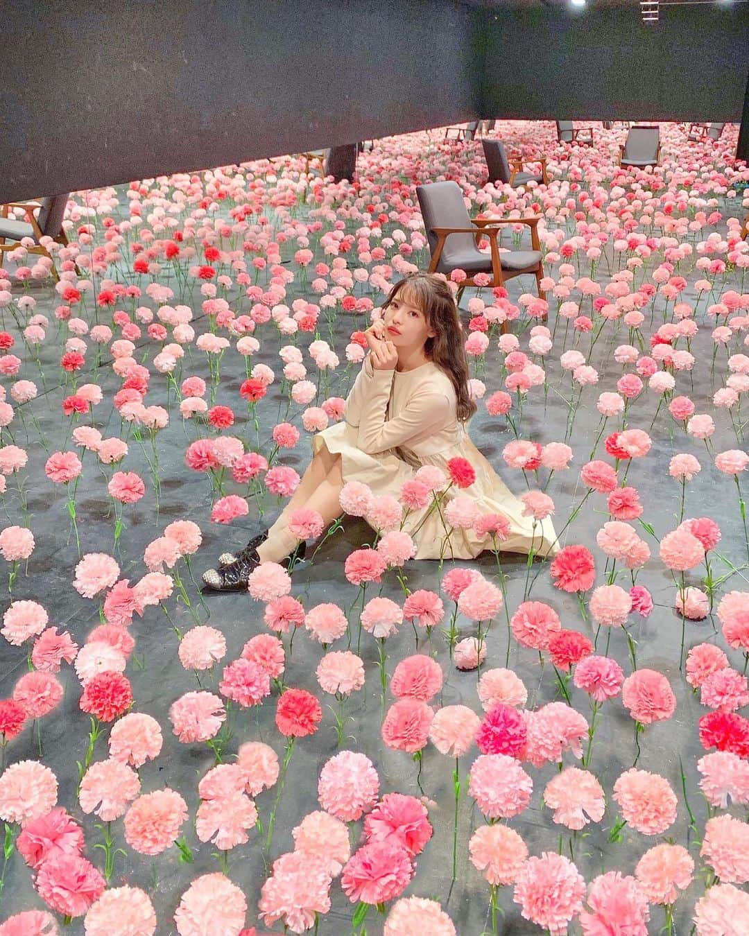 小沼瑞季さんのインスタグラム写真 - (小沼瑞季Instagram)「お知らせです📢💘✨﻿ ﻿ 昨日ストーリーでもお知らせしたのですが﻿ オンラインサロン『みいきるーむ』を開設しました🥰﻿ オンラインサロンとは、簡単に言うと﻿ ファンクラブよりもっと近くで交流できて﻿ 情報量も多い習い事みたいなものです📖🖋﻿ ﻿ ﻿ 今まであまり皆様と触れ合う機会が少なく﻿ もっと気軽に交流のできる場所がないか﻿ ずっと考えていました。﻿ そして、コロナ禍で皆様とお会いすることが難しい状況が続いている中で、オンラインでも楽しいイベントや皆様と交流を深めていきたいと思い、今回開設させていただきました💘﻿ ﻿ 『みいきるーむ』ではインスタの写真の撮り方、画像の加工方法、今まで話していなかった美容やコスメ情報、Q&Aなどたくさん共有していきたいです😘﻿ ﻿ 私物プレゼントだったり﻿ 皆様とたくさんお話しできる機会も﻿ 作っていきたいと思っています❤️！﻿ ﻿ 金額は１ヶ月8,800円の３ヶ月間です！﻿ この金額に見合う情報量を共有していきます☺️﻿ 詳細はswipeとストーリー、ハイライトにてご確認ください🙇‍♀️❣️﻿ 募集は18日までです🙆‍♀️﻿ ﻿ あと、このあと21:30〜インスタライブもします😘🤳﻿ ちょうどお洋服たくさん届いてきたので👗そちらも紹介しながら、サロンについての質問などもあればぜひ遊びに来てください🍓🍓🍓﻿ ﻿ ﻿ #韓国旅行#韓国カフェ#新宿カフェ#東京カフェ#加工方法#加工#加工の仕方#加工アプリ#写真の撮り方#デパコスメ#コスメ好き#人消し」1月16日 20時57分 - mizukikonuma