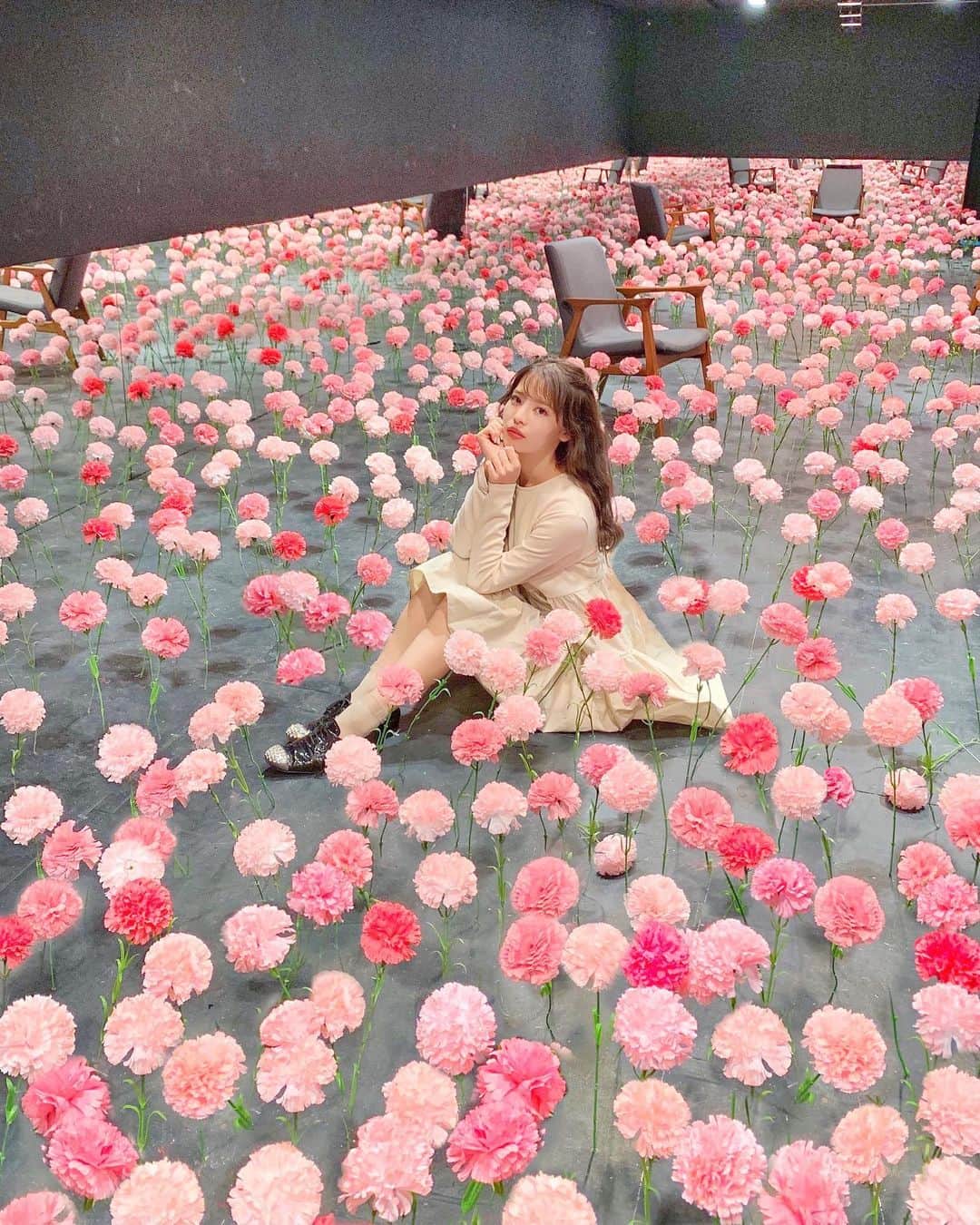 のインスタグラム：「お知らせです📢💘✨﻿ ﻿ 昨日ストーリーでもお知らせしたのですが﻿ オンラインサロン『みいきるーむ』を開設しました🥰﻿ オンラインサロンとは、簡単に言うと﻿ ファンクラブよりもっと近くで交流できて﻿ 情報量も多い習い事みたいなものです📖🖋﻿ ﻿ ﻿ 今まであまり皆様と触れ合う機会が少なく﻿ もっと気軽に交流のできる場所がないか﻿ ずっと考えていました。﻿ そして、コロナ禍で皆様とお会いすることが難しい状況が続いている中で、オンラインでも楽しいイベントや皆様と交流を深めていきたいと思い、今回開設させていただきました💘﻿ ﻿ 『みいきるーむ』ではインスタの写真の撮り方、画像の加工方法、今まで話していなかった美容やコスメ情報、Q&Aなどたくさん共有していきたいです😘﻿ ﻿ 私物プレゼントだったり﻿ 皆様とたくさんお話しできる機会も﻿ 作っていきたいと思っています❤️！﻿ ﻿ 金額は１ヶ月8,800円の３ヶ月間です！﻿ この金額に見合う情報量を共有していきます☺️﻿ 詳細はswipeとストーリー、ハイライトにてご確認ください🙇‍♀️❣️﻿ 募集は18日までです🙆‍♀️﻿ ﻿ あと、このあと21:30〜インスタライブもします😘🤳﻿ ちょうどお洋服たくさん届いてきたので👗そちらも紹介しながら、サロンについての質問などもあればぜひ遊びに来てください🍓🍓🍓﻿ ﻿ ﻿ #韓国旅行#韓国カフェ#新宿カフェ#東京カフェ#加工方法#加工#加工の仕方#加工アプリ#写真の撮り方#デパコスメ#コスメ好き#人消し」