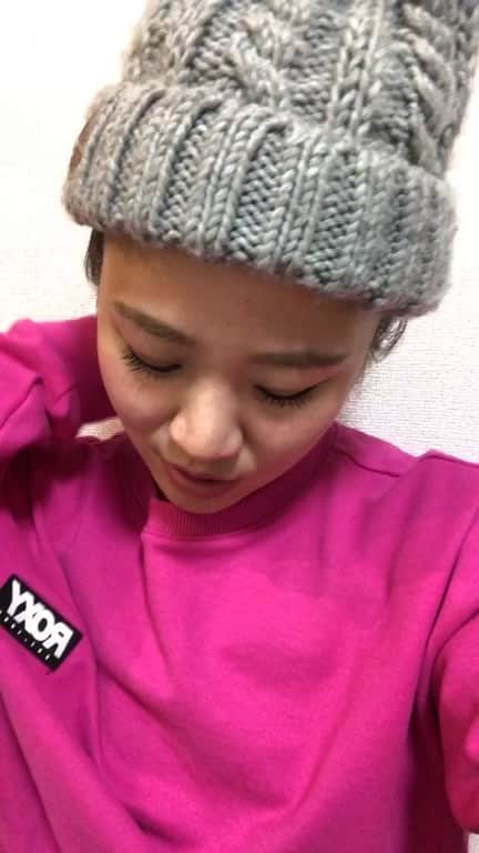 hoshinofumikaのインスタグラム：「残念だけど、盗む人ってほんとにいるの。 信じたくないけど、 いたわ。 盗んでないって、まぢで信じたけど  盗んでたわ。。。  今回は本当にラッキーで 無事に板が帰って来て本当によかった🙏  盗難にあった2人の 日頃の行いが本当によかったんだろうな🥰✨  すぐじゃなくても、 周りにまわって、必ず自分のしたことって必ず帰ってくる！！ 目を離す時は ワイヤーロックはマストだし ゲレンデ側も防犯カメラの設置などで警察も出来る事の幅が増えるそうです🙏 ゴルフ場でも、盗難防止の為にランチタイムはクラブをカバーで隠したりするから、スキー場もカバーできるものを設置したり、レストランとかにも持ち込みOKとかにしたら減るのかな、、、、、。  みんなの対策や 意見、聞かせて🙏 みんなでシェアしよ！  #スノーボード盗難　#オイ見てるぞ」