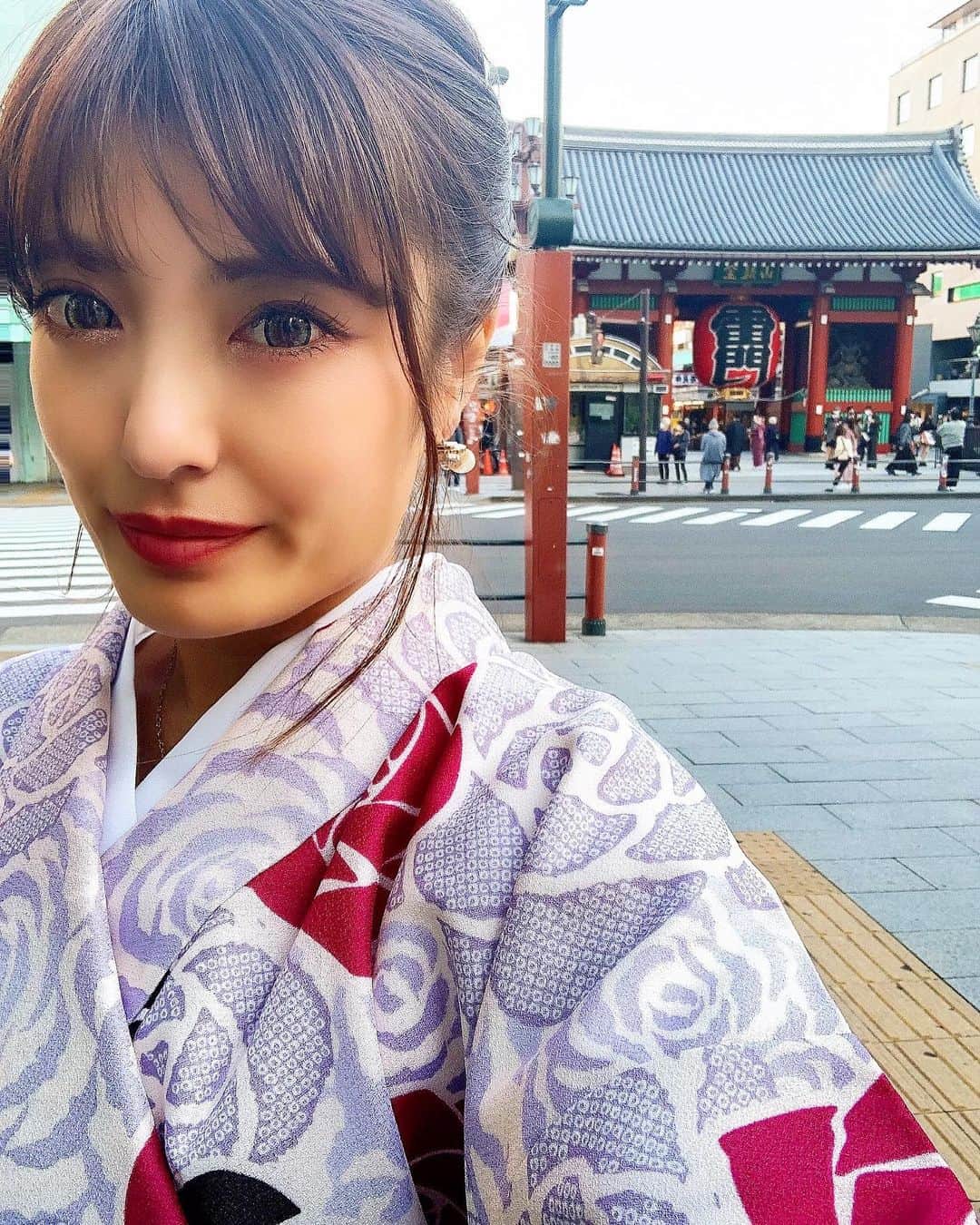 𝙴𝚁𝙸𝙲𝙰𝙽のインスタグラム：「． ． ᐠ ♥︎ ᐟ ． 2021  START→→→ もう半月も過ぎてることにビックリ 去年転職しなくて良かったと ゲッターズ飯田さんに言われたんだ 転職してたら 露頭に迷ってたらしい🤪ぇ‪‪w 今年はどんな年になるんでしょう ． 常にワクワクしていたいな🥺❤️ ． 今年もよろしくお願いします🙏🏾🌈 ． ． #今年もよろしくお願いします #浅草#デート#着物 #newyear#japan #instagramers#like#love#photogenic #couple#instalike#instagood#instadaily#ootd#instafashion #flower#instalove #f4f #fff #いいね返し #いいね返しは絶対 #フォロバ100 #likeforfollow #lfl #followｍe #lovethem #いいね」