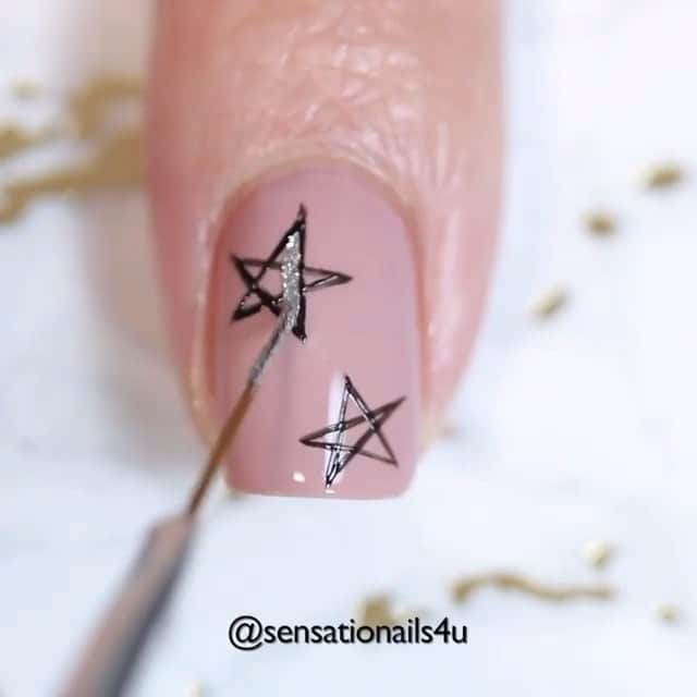 NailsVideosのインスタグラム：「Hand painted star nails by @sensationails4u 🌟」