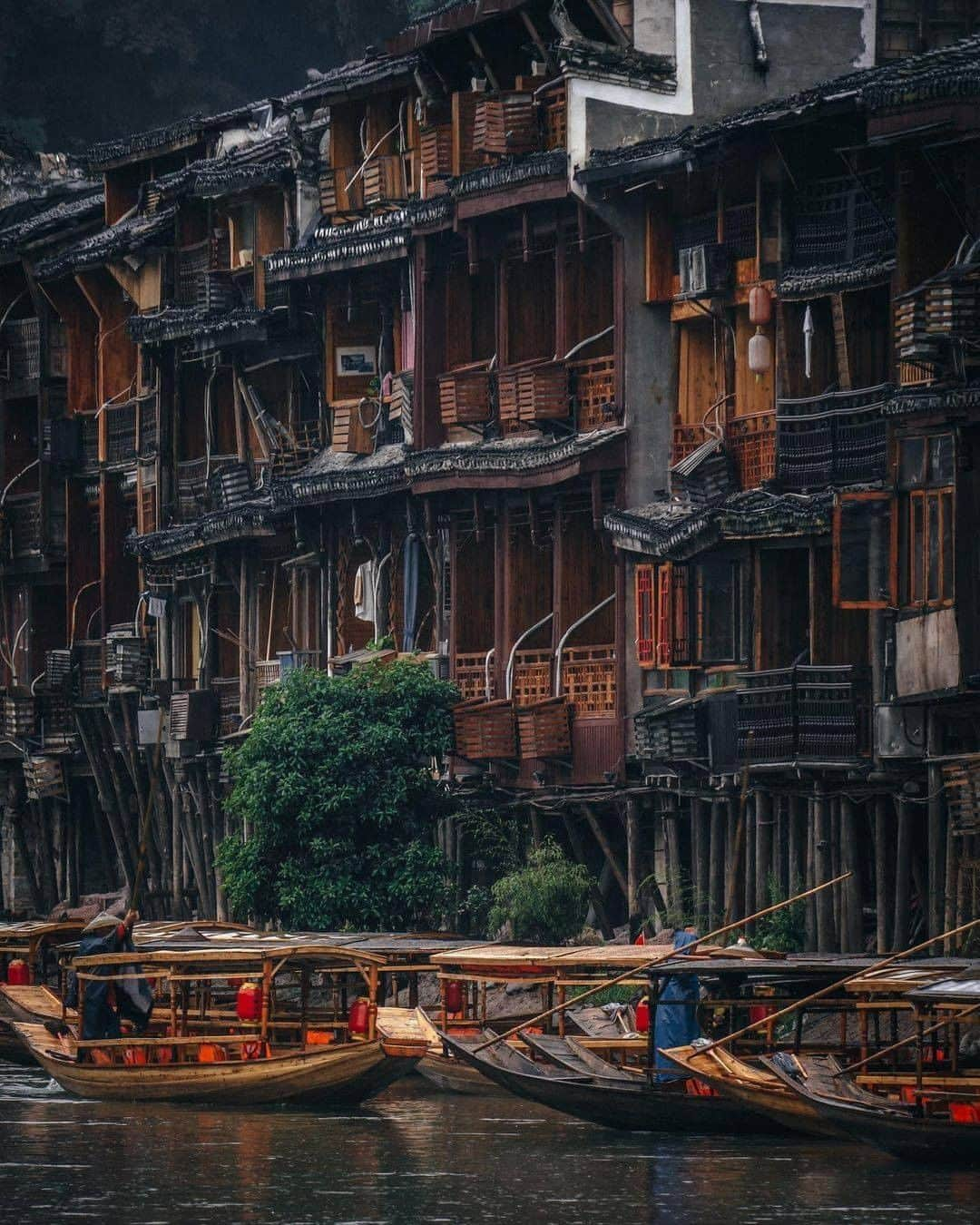 Discover Earthさんのインスタグラム写真 - (Discover EarthInstagram)「Nestled at the foot of verdant mountains on the edges of the Tuojiang River, Fenghuang was hailed as the most beautiful town in China by New Zealand-born writer and political activist Rewi Alley. The ancient Hunan town is home to many Miao people whose customs and culture can be seen everywhere. There are traditional stilted wooden houses, or ‘diaojiaolou’, along the river. Gliding in small wooden boats and shuttle over the rivers in a heavy downpour.  #discoverchina🇨🇳 with @rkrkrk   . . . . .  #china  #beijing  #中国  #shanghai  #chinese  #asia  #hongkong  #중국  #guangzhou  #китай  #上海  #xian  #chengdu  #shenzhen  #instachina  #北京」1月16日 21時00分 - discoverearth