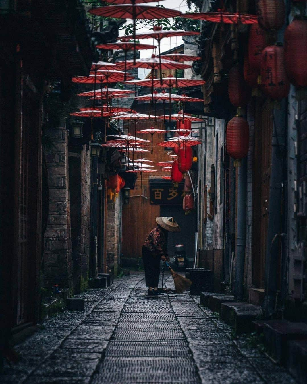 Discover Earthさんのインスタグラム写真 - (Discover EarthInstagram)「Nestled at the foot of verdant mountains on the edges of the Tuojiang River, Fenghuang was hailed as the most beautiful town in China by New Zealand-born writer and political activist Rewi Alley. The ancient Hunan town is home to many Miao people whose customs and culture can be seen everywhere. There are traditional stilted wooden houses, or ‘diaojiaolou’, along the river. Gliding in small wooden boats and shuttle over the rivers in a heavy downpour.  #discoverchina🇨🇳 with @rkrkrk   . . . . .  #china  #beijing  #中国  #shanghai  #chinese  #asia  #hongkong  #중국  #guangzhou  #китай  #上海  #xian  #chengdu  #shenzhen  #instachina  #北京」1月16日 21時00分 - discoverearth