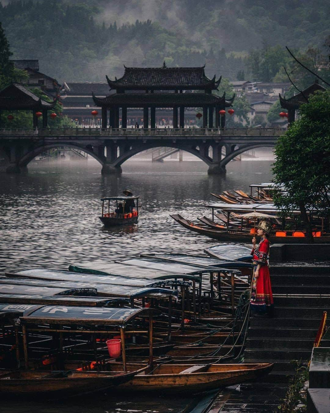 Discover Earthさんのインスタグラム写真 - (Discover EarthInstagram)「Nestled at the foot of verdant mountains on the edges of the Tuojiang River, Fenghuang was hailed as the most beautiful town in China by New Zealand-born writer and political activist Rewi Alley. The ancient Hunan town is home to many Miao people whose customs and culture can be seen everywhere. There are traditional stilted wooden houses, or ‘diaojiaolou’, along the river. Gliding in small wooden boats and shuttle over the rivers in a heavy downpour.  #discoverchina🇨🇳 with @rkrkrk   . . . . .  #china  #beijing  #中国  #shanghai  #chinese  #asia  #hongkong  #중국  #guangzhou  #китай  #上海  #xian  #chengdu  #shenzhen  #instachina  #北京」1月16日 21時00分 - discoverearth