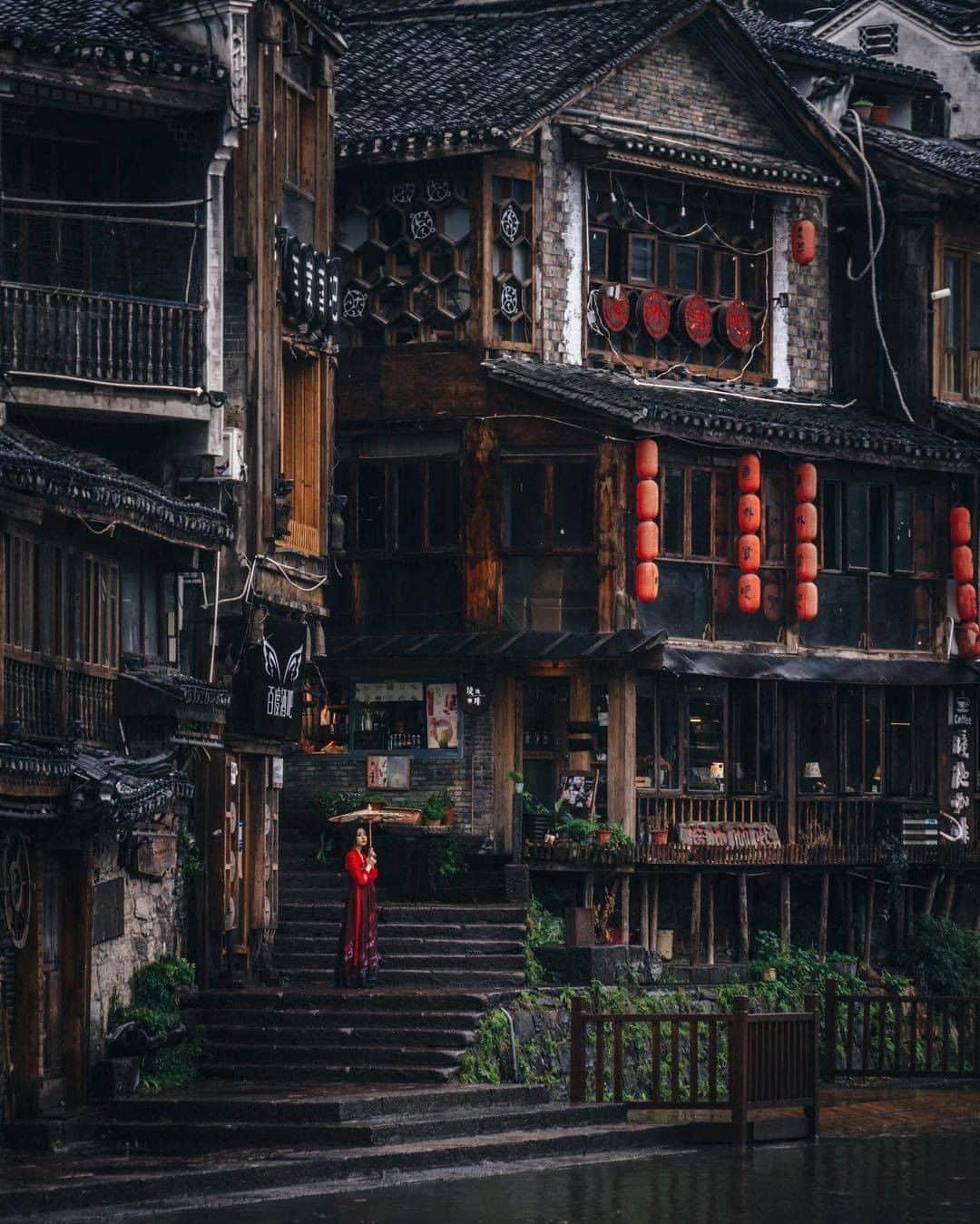 Discover Earthさんのインスタグラム写真 - (Discover EarthInstagram)「Nestled at the foot of verdant mountains on the edges of the Tuojiang River, Fenghuang was hailed as the most beautiful town in China by New Zealand-born writer and political activist Rewi Alley. The ancient Hunan town is home to many Miao people whose customs and culture can be seen everywhere. There are traditional stilted wooden houses, or ‘diaojiaolou’, along the river. Gliding in small wooden boats and shuttle over the rivers in a heavy downpour.  #discoverchina🇨🇳 with @rkrkrk   . . . . .  #china  #beijing  #中国  #shanghai  #chinese  #asia  #hongkong  #중국  #guangzhou  #китай  #上海  #xian  #chengdu  #shenzhen  #instachina  #北京」1月16日 21時00分 - discoverearth