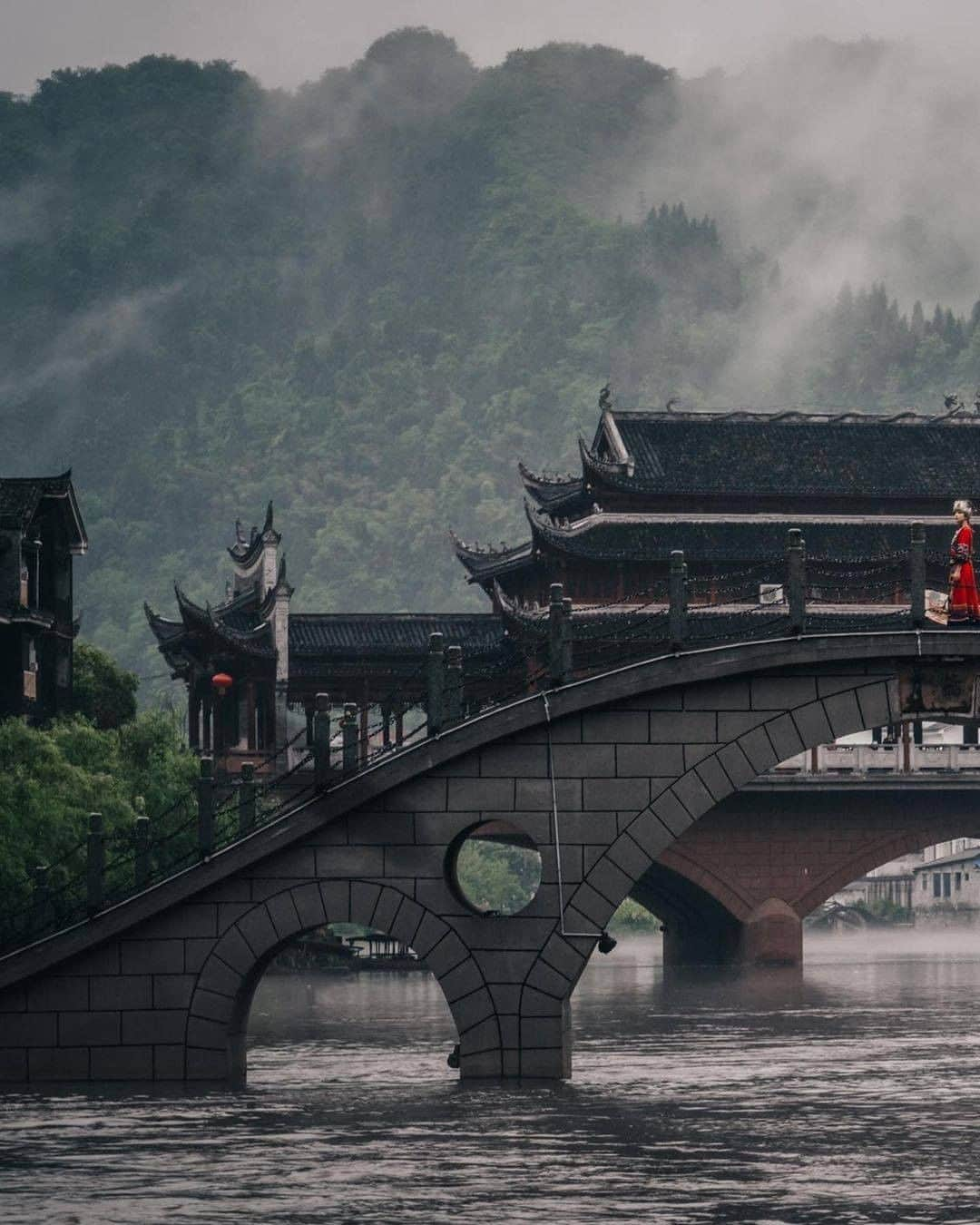 Discover Earthさんのインスタグラム写真 - (Discover EarthInstagram)「Nestled at the foot of verdant mountains on the edges of the Tuojiang River, Fenghuang was hailed as the most beautiful town in China by New Zealand-born writer and political activist Rewi Alley. The ancient Hunan town is home to many Miao people whose customs and culture can be seen everywhere. There are traditional stilted wooden houses, or ‘diaojiaolou’, along the river. Gliding in small wooden boats and shuttle over the rivers in a heavy downpour.  #discoverchina🇨🇳 with @rkrkrk   . . . . .  #china  #beijing  #中国  #shanghai  #chinese  #asia  #hongkong  #중국  #guangzhou  #китай  #上海  #xian  #chengdu  #shenzhen  #instachina  #北京」1月16日 21時00分 - discoverearth