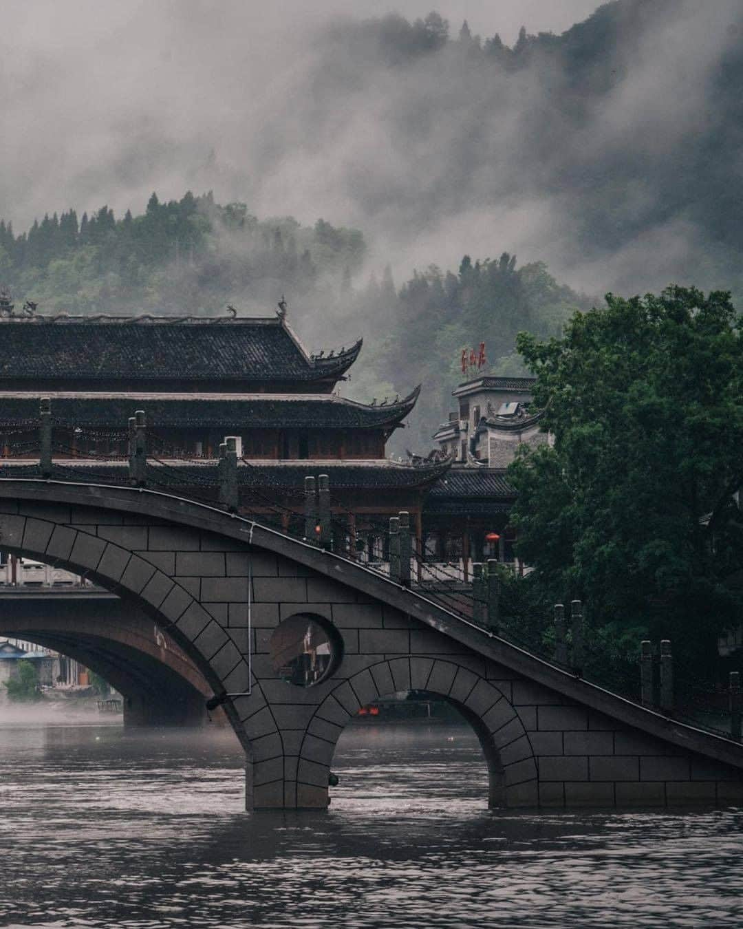 Discover Earthさんのインスタグラム写真 - (Discover EarthInstagram)「Nestled at the foot of verdant mountains on the edges of the Tuojiang River, Fenghuang was hailed as the most beautiful town in China by New Zealand-born writer and political activist Rewi Alley. The ancient Hunan town is home to many Miao people whose customs and culture can be seen everywhere. There are traditional stilted wooden houses, or ‘diaojiaolou’, along the river. Gliding in small wooden boats and shuttle over the rivers in a heavy downpour.  #discoverchina🇨🇳 with @rkrkrk   . . . . .  #china  #beijing  #中国  #shanghai  #chinese  #asia  #hongkong  #중국  #guangzhou  #китай  #上海  #xian  #chengdu  #shenzhen  #instachina  #北京」1月16日 21時00分 - discoverearth