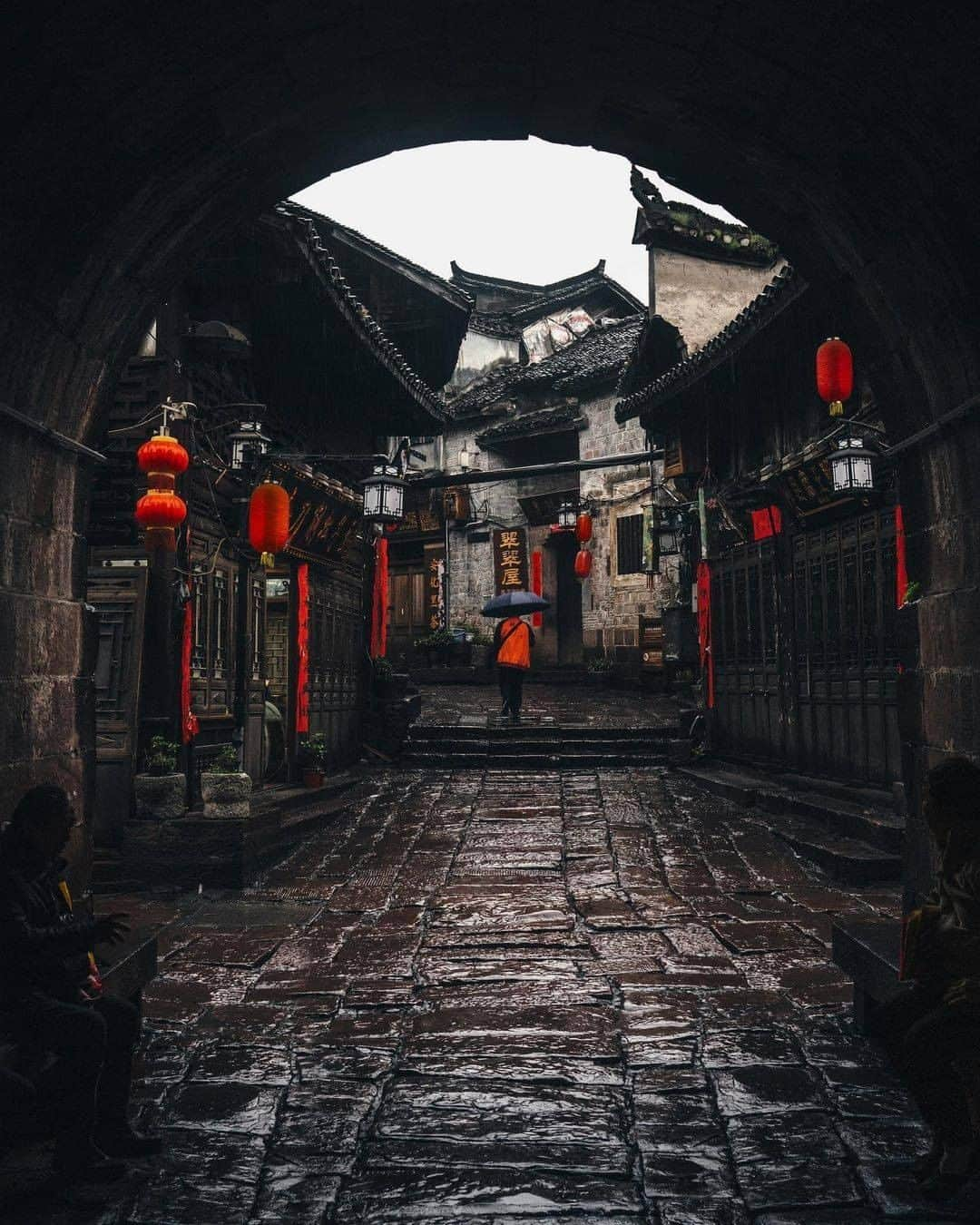 Discover Earthさんのインスタグラム写真 - (Discover EarthInstagram)「Nestled at the foot of verdant mountains on the edges of the Tuojiang River, Fenghuang was hailed as the most beautiful town in China by New Zealand-born writer and political activist Rewi Alley. The ancient Hunan town is home to many Miao people whose customs and culture can be seen everywhere. There are traditional stilted wooden houses, or ‘diaojiaolou’, along the river. Gliding in small wooden boats and shuttle over the rivers in a heavy downpour.  #discoverchina🇨🇳 with @rkrkrk   . . . . .  #china  #beijing  #中国  #shanghai  #chinese  #asia  #hongkong  #중국  #guangzhou  #китай  #上海  #xian  #chengdu  #shenzhen  #instachina  #北京」1月16日 21時00分 - discoverearth