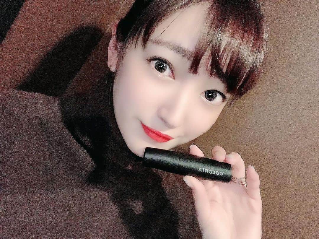 中村優香のインスタグラム：「𓊆香り𓊇  さてさて私は匂いフェチです。(急に何の話)  香水を高校生で初めて買ってもらい、毎日つけるほどお気に入り。インカントチャームだったなあ🥰 でも部活で汗だくになり、シーブリーズでにおいを誤魔化す日々を送ってました😂  そこから大学に入り自分のお金で香水を買うようになったんだけど、割と容器が大きいから結構余らせてしまうんだよね。枕にかけて良い香りの中で寝たり、毎日違うのをつけてても余る…くう。  そんな中COLORIAさん( @coloria_magazine )( @coloria_official )からこんなミニサイズの香水をいただきました♡なんと月額制で色々な香水が届くという、最高なシステム！！！ しかも今なら私の紹介コードを入れるか、ストーリーのURLからの購入で初月500円オフ！！！ ↓ぜひ使ってね↓ 紹介コード ꒰ FNWI ꒱  おうち時間で毎日が同じように過ぎていくかもしれないけど、そんな時こそ香水つけて良い香りの中に包まれたら少し幸せじゃない？  冒頭でも書いた通り匂いフェチなので、男性から香る香水の匂いも大好きです。本当に好き。高校の時とか良い匂いの先輩とか大好きだったもん。(ただの変態) でもそれくらい香りって大切だと思うのです…！  熱く語ってしまったけど、まあ詳しいことはストーリーを見ていただきたい🙇🏻‍♂️URLから詳細見られるので、少しでも気になったら見てみてね🐈  #COLORIA #香水 #匂いフェチ #ミニサイズ #PR」