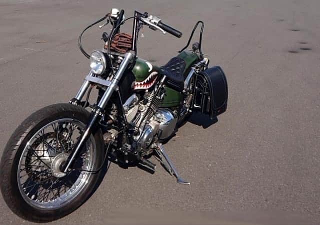 世田谷ベースさんのインスタグラム写真 - (世田谷ベースInstagram)「#総務雄一郎#総務雄一郎となになに #新企画#motorcycle #car#custom#bike#diy#カスタム#バイク#車#自作#ステッカー#handmade #オリジナル#honda #kawasaki #suzuki #yamaha #自慢#customshow #クレタク  #รถจักรยานยนต์. #กำหนดเอง.  #ญี่ปุ่น #ฮอนด้า #คาวาซากิ. #ซูซูกิ. #ยามาฮ่า.  #happy   あなたの愛車自慢しちゃおうコーナー！！  ＊＊＊＊＊＊＊＊＊＊＊＊＊＊＊＊＊  ポイントはシャークマウスとランドセルです。  車種はドラッグスター400です。  ＊＊＊＊＊＊＊＊＊＊＊＊＊＊＊＊＊  12/1からスタート♫︎ 毎日19:00前後・21:00前後の1日2回 ご紹介するので、お楽しみに❗️  オリジナルステッカーの発送が始まりました‼️ 皆様の元へ無事に届いていますか〜？！  #総務雄一郎 のハッシュタグを付けて【ステッカー届いたよぉ〜！】と、Instagramにアップお願いします\(◡̈)/  皆様の「届いたよぉ〜！」を楽しみにしております♫︎  また、この愛車自慢コーナーを盛り上げてくださっている皆様！ いつもありがとうございます😊」1月16日 21時03分 - soumu_yuichiro