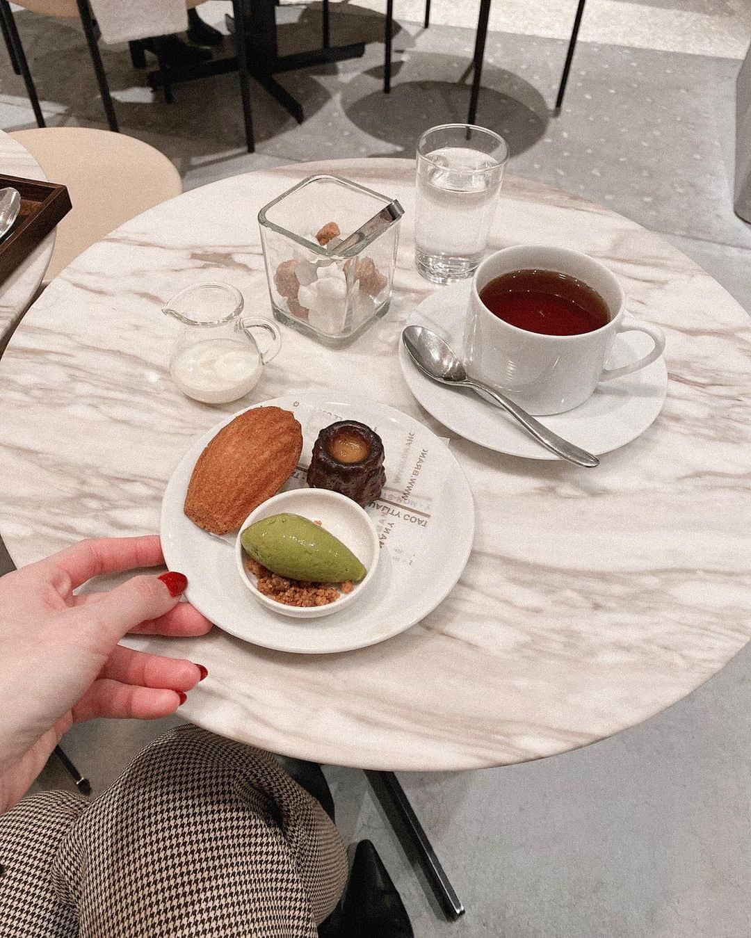 金澤絵美利さんのインスタグラム写真 - (金澤絵美利Instagram)「☕️ . . 去年、綾に連れてってもらった 超おしゃれで美味しいカフェ🤤♥️ . 美味しいのはもちろんのこと お店の雰囲気やデザインがどストライク🥺 . また行きたいな〜😌 . . @kashiyama_daikanyama  #cafe #cofeetime #sweets  #madeleine #icecream #tea #kashiyamadaikanyama  #カフェ #カフェ巡り #カフェ部  #スイーツ #カシヤマダイカンヤマ  #お洒落カフェ #代官山 #マドレーヌ」1月16日 21時12分 - emiristyle