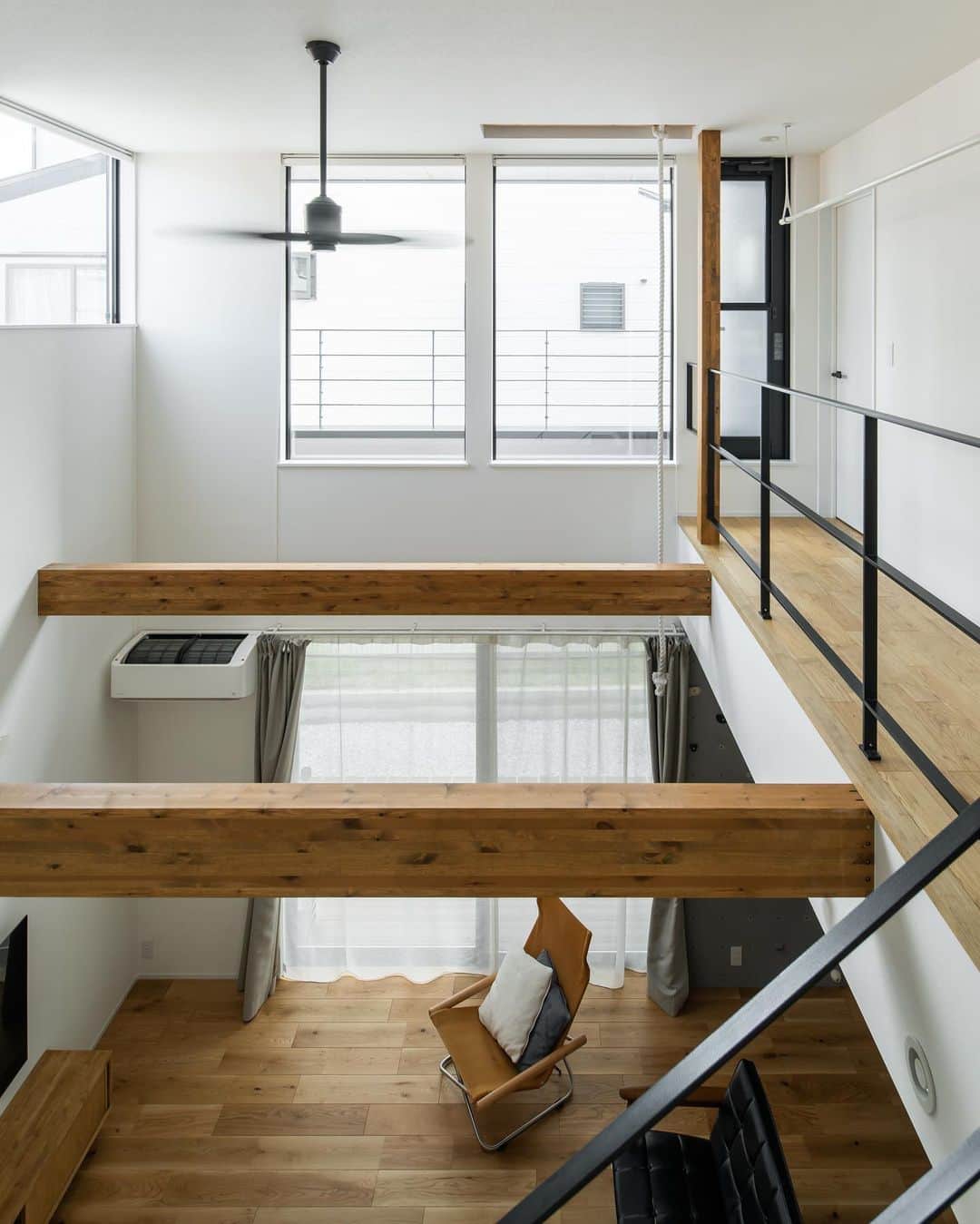 ルポハウス一級建築士事務所さんのインスタグラム写真 - (ルポハウス一級建築士事務所Instagram)「・ ・ ・ リビングの一画にグレーのクライミングウォールを計画。 ・ ロープ伝いに2階との行き来も可能、吹き抜けならではのお楽しみです。 ・ ・ ・ 𓐌𓐌𓐌𓐌𓐌𓐌𓐌𓐌𓐌𓐌𓐌𓐌𓐌𓐌𓐌𓐌𓐌𓐌  ルポハウスの施工事例はこちらまで☞ @reposhouse  𓐌𓐌𓐌𓐌𓐌𓐌𓐌𓐌𓐌𓐌𓐌𓐌𓐌𓐌𓐌𓐌𓐌𓐌 #ルポハウス は#ちょっとかっこいい家 を"友人のために" という思いでつくっています。 一生に一度の#マイホーム。 「あなたにしかできない」×「ルポハウスだからできる」で、 私たちだけの#家づくり を思いっきり楽しんでみませんか？！ ・ ・ ・ #住宅 #注文住宅 #新築一戸建て #デザイナーズ住宅  #一級建築士事務所 #設計事務所 #滋賀県の設計事務所 #myhome #instahouse #design #instahome #myhouseidea #吹き抜けリビング #吹抜けリビング #朝日ウッドテック #ラスティックオーク #化粧梁 #ボルダリングウォール #クライミングウォール #造作壁」1月16日 21時05分 - reposhouse