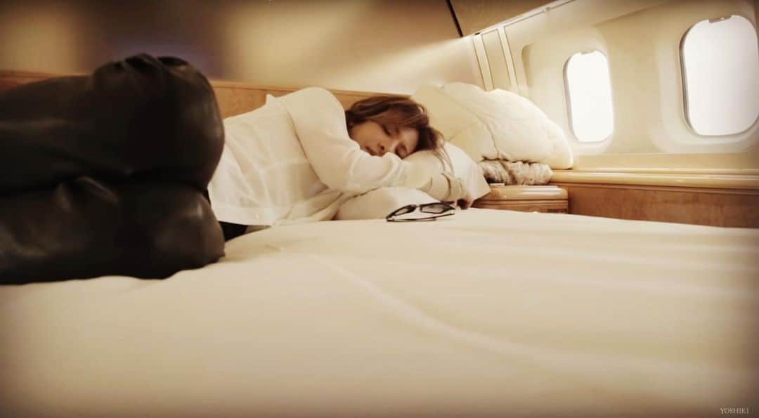 のインスタグラム：「#fbf #flashbackfriday  I have not been on a jet for a year now. I used to fly once a week and sleep in the sky. I'm gonna stay here in LA for a while for everybody's health. Learning how to sleep under the sky. もう１年近くジェット機に乗っていない。それまでは週一で飛行、そして空の上で寝ていた。😴 色々考えて、みんなのためにも、まだしばらくLAにとどまるつもり..未だに地上で寝る方法を模索中。🙄  Pic from the film "Yoshiki World Tour Documentary ワールドツアーのドキュメンタリー映像公開ーヨーロッパ編 Classical in Europe -(字幕あり)" https://youtu.be/aJ_7VAJwShk?t=94  #yoshiki #privatejet #worldtour #documentary #europe」