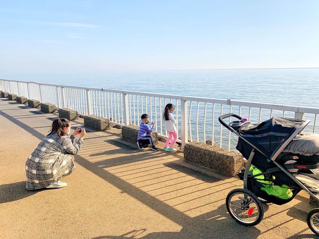 エリナ シルカのインスタグラム：「海を撮影する双子を撮影するマミーを撮影する山田ディー📸💕」