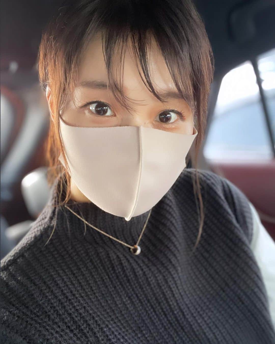 三佐和あやのインスタグラム：「こんばんは！コストコにオムツ買いに行ったんだけど、コロナ気になるから わたしたちは車で待機〜🚗 週末ちょっとお出かけ気分にはなったよ☺️  次女は ぱくちゃんと車でお出かけ初めてだから うれしそうでしょ〜😌 ほんとに可愛がってくれるのよ🙌  #コロナ対策 #コロナに負けるな #はやくコロナが終息しますように   #マスク女子 #マスク美人 #マスク #マスクメイク #大人女子 #ママ #妊活 #今日の服  #アラフォーママ  #アラサー #アラフォー#大人可愛い #mamagirl #ままのて #子育て」