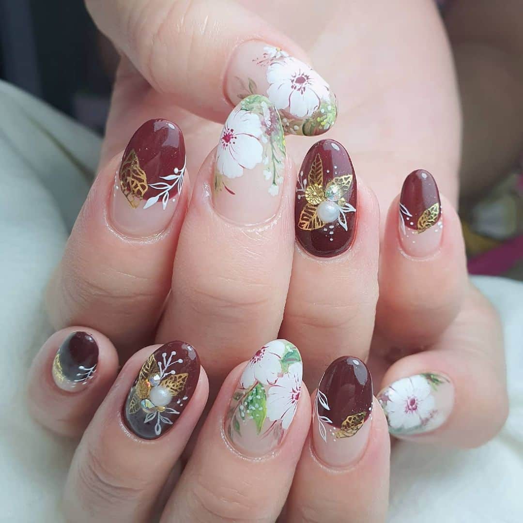Yingのインスタグラム：「I used PREGEL #906 for the dark red and PREGEL Art Liner gels for the art. Also used @tsumekira SG-LEP-101 Leaf Parts Gold sticker.  Items can be purchased at @nailwonderlandsg 🤗 . . . 🛒 www.nailwonderland.com⁣⁣ 📍20A Penhas Road, Singapore 208184⁣⁣ (5 minutes walk from Lavender MRT)⁣⁣ .  I am currently only able to take bookings from my existing pool of customers. If I have slots available for new customers, I will post them on my IG stories. Thank you to everyone who likes my work 🙏 if you need your nails done, please consider booking other artists at @thenailartelier instead ❤  #ネイルデザイン  #ネイルアート #ネイル #ジェルネイル #nailart #네일아트 #pregel #プリジェル #nails #gelnails #sgnails」