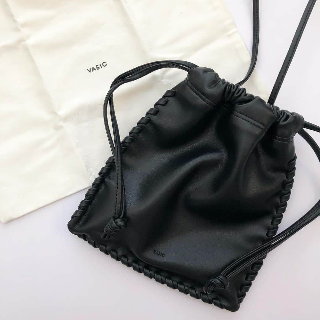Miyoのインスタグラム：「2021.1.16 ・ 初VASIC bag♡ 先月美容院でたまたま見た雑誌に載っていて 一目惚れしたバッグ🥰 悩んでるうちに売り切れちゃって、 しばらく入荷待ち…😂 そして先日、ようやくお迎えすることができました✨ カジュアルにもきれい目にも使えそう♪ 縁の編み目が可愛いすぎる♥️ 3枚目のラフィアバッグも 可愛くて気になってます…❤︎ ・ ・ @vasic_japan WELLS MINI MINI  ブラック ・ ・ #vasic#ヴァジック#2021ss#bag#newin#vasicwells#wellsminimini#black#巾着ポーチ#巾着バッグ#ショルダーバッグ#レザー#ママコーデ#ママファッション」