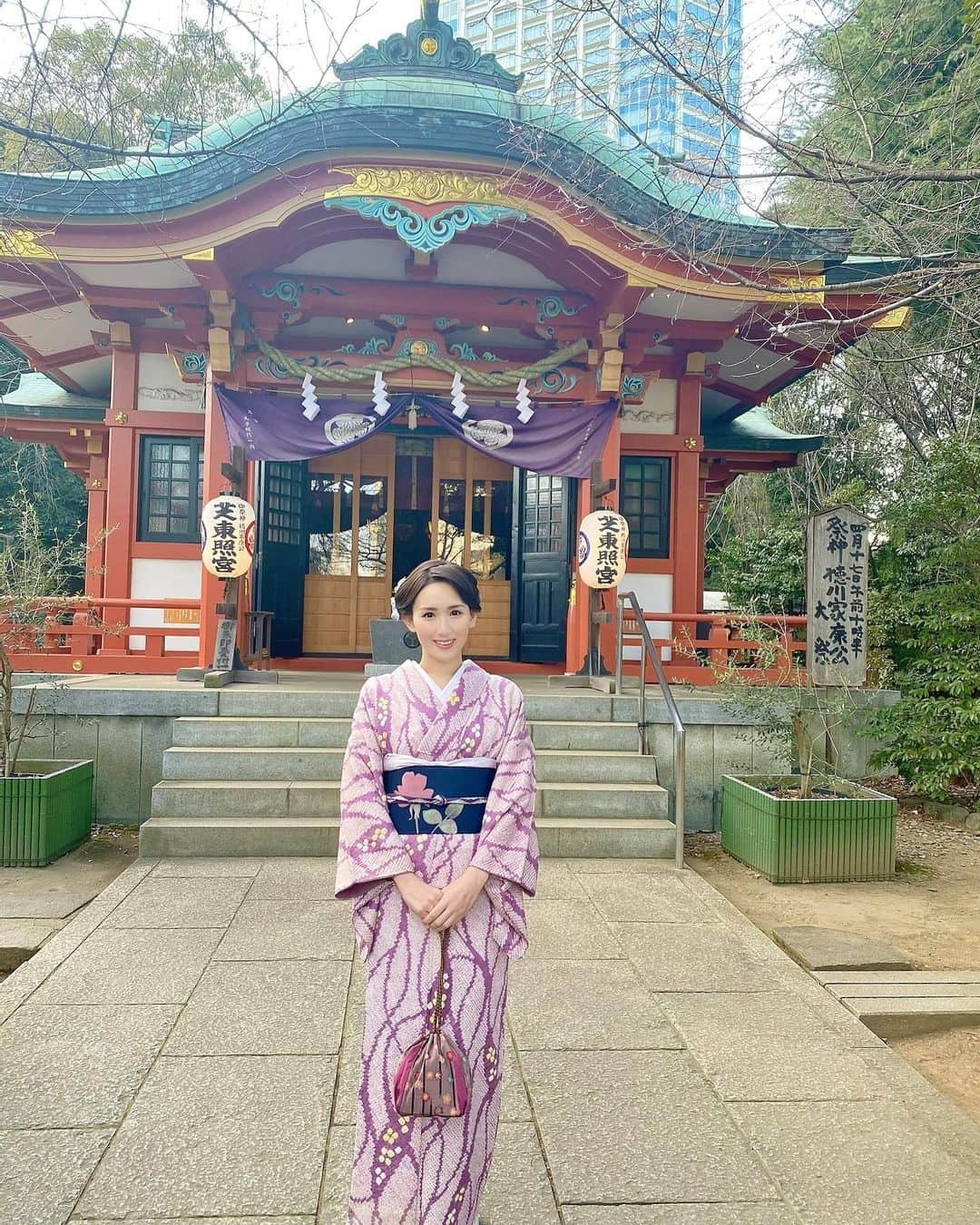 谷中麻里衣のインスタグラム：「New Year’s prayers ✨  今日は暖かかったので、急きょ母とお散歩＆お参り🥰 密回避のために初詣をずらしていたら、一月中旬に🎍  着付けは定期的にしないと忘れちゃいますね👘 早咲きの梅を発見🌸  #小紋#総絞り#東照宮#麻里衣きもの」