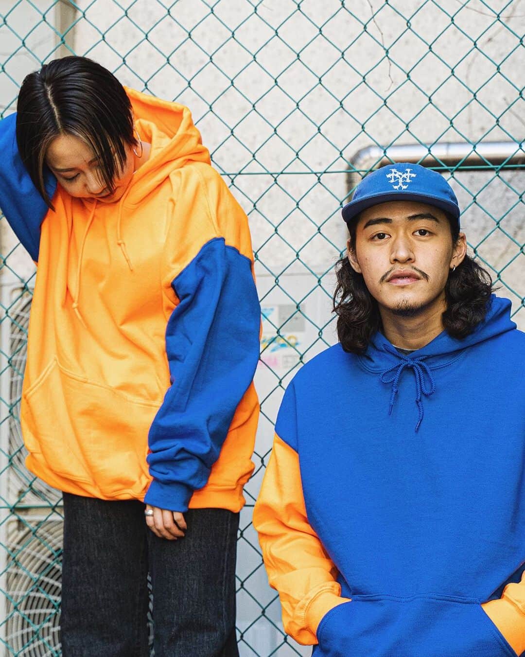 のインスタグラム：「﻿ ﻿ 【 Alore × JOINT WORKS 】﻿ ﻿ ボディーとアームでカラーを切り替えた、﻿ Alore × JOINT WORKSの別注クルーネックスウェットとフーディ。﻿ クールな配色と柔らかな肌触りが魅力の一枚は裏起毛で着心地も抜群◎﻿ ﻿ 《 Alore *JW別注 SWITCHING スウェット 》﻿ SIZE :  L , XL﻿ COL : gray , navy﻿ ¥ 5,500+tax ﻿ ﻿ 《 Alore*JW別注 SWITCHING パーカー 》﻿ SIZE :  L , XL﻿ COL : orange , blue﻿ ¥ 6,500+tax﻿ ﻿ 【Alore/アローレ】﻿ 1981年米国スプリングフィールドにて創業。﻿ 編立から縫製まで全てをアメリカでおこなっていた正真正銘のMADE IN U.S.Aブランド。﻿ リーズナブルでハイクオリティーなTシャツやスウェット類を展開。ブランドの代表的なアイテムである｢フットボールTシャツ｣だけでなく、新たに掲げた「7 DAYS BASIC」をコンセプトに、日々の生活に寄り添えるアイテムも提案してまいります。﻿ ﻿ ご質問等はお気軽にDMやコメント欄にお申し付けください🙏🏻﻿ ﻿ ---------------------------------------------------﻿ ﻿ 【SHOP LIST】﻿ ﻿ ✔JOINT WORKS SHINJUKU﻿ 035-363-7572﻿ ﻿ ✔JOINT WORKS MARK IS MINATOMIRAI﻿ 045-640-0177﻿ ﻿ ✔JOINT WORKS LALA PPORT TOKYO-BAY﻿ 047-421-7101﻿ ﻿ ﻿ ﻿ #jointworks ﻿ #baycrews﻿ #2021ss﻿ #alore﻿ #別注」