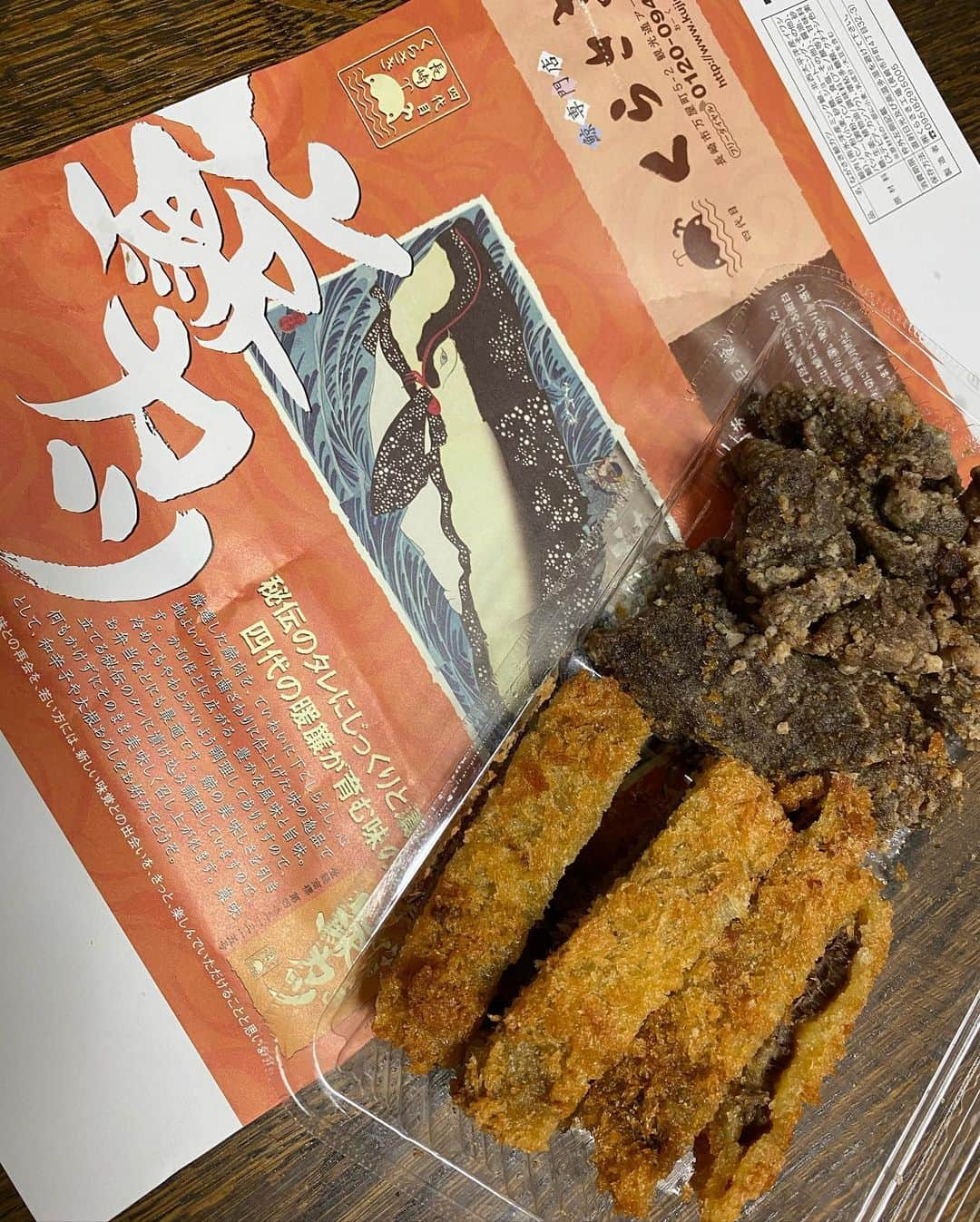 ロッシーさんのインスタグラム写真 - (ロッシーInstagram)「美味い！マネしました！ 先日、さくまあきら　さんが、ツイートしてた！ 鯨カツ弁当！ 桃鉄ファンからしたら一度は、食べてみたい一品！  今日！新宿で仕事終わり、ダッシュで！ 京王に！  第56回元祖有名駅弁と全国うまいもの大会に！  しかし、、弁当は売り切れ、、だけど、鯨カツ！GET！！ さっそく晩御飯に頂きました！！  マジ上手い！！ コレは、桃鉄で、1000万の物件で、100%！やわ！  次は、長崎行って、現地で鯨カツ弁当食べるぞ！！  よし！今日は、桃太郎電鉄！桃鉄やるぞ！ 長崎行って物件買うぞ！！  桃鉄！さくまさん！ありがとう！  #美味い！ #マネ #さくまあきら　さん #鯨カツ弁当！ #桃鉄ファン #一度は食べてみたい一品！ #第56回元祖有名駅弁と全国うまいもの大会 #鯨カツ #桃鉄 #物件 #100% #長崎 #くらさき #鯨カツ弁当 #桃太郎電鉄 #桃鉄 #野性爆弾 #ロシ写真」1月16日 21時15分 - yaseibakudan_rossy