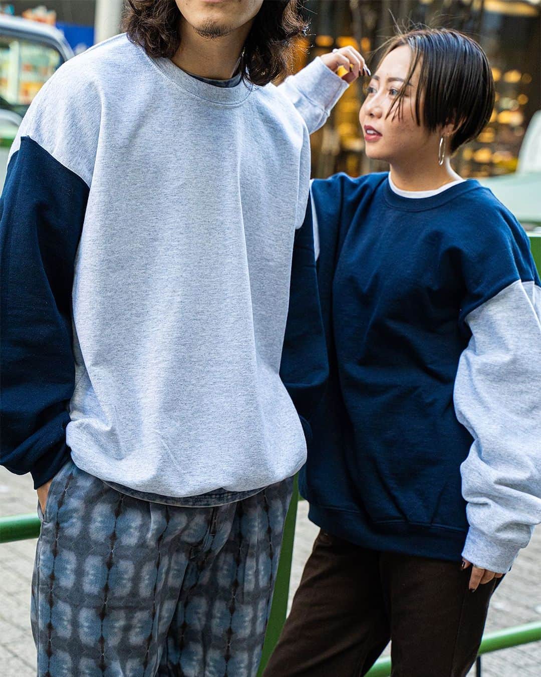 のインスタグラム：「﻿ ﻿ 【 Alore × JOINT WORKS 】﻿ ﻿ ボディーとアームでカラーを切り替えた、﻿ Alore × JOINT WORKSの別注クルーネックスウェットとフーディ。﻿ クールな配色と柔らかな肌触りが魅力の一枚は裏起毛で着心地も抜群◎﻿ ﻿ 《 Alore *JW別注 SWITCHING スウェット 》﻿ SIZE :  L , XL﻿ COL : gray , navy﻿ ¥ 5,500+tax ﻿ ﻿ 《 Alore*JW別注 SWITCHING パーカー 》﻿ SIZE :  L , XL﻿ COL : orange , blue﻿ ¥ 6,500+tax﻿ ﻿ 【Alore/アローレ】﻿ 1981年米国スプリングフィールドにて創業。﻿ 編立から縫製まで全てをアメリカでおこなっていた正真正銘のMADE IN U.S.Aブランド。﻿ リーズナブルでハイクオリティーなTシャツやスウェット類を展開。ブランドの代表的なアイテムである｢フットボールTシャツ｣だけでなく、新たに掲げた「7 DAYS BASIC」をコンセプトに、日々の生活に寄り添えるアイテムも提案してまいります。﻿ ﻿ ご質問等はお気軽にDMやコメント欄にお申し付けください🙏🏻﻿ ﻿ ---------------------------------------------------﻿ ﻿ 【SHOP LIST】﻿ ﻿ ✔JOINT WORKS SHINJUKU﻿ 035-363-7572﻿ ﻿ ✔JOINT WORKS MARK IS MINATOMIRAI﻿ 045-640-0177﻿ ﻿ ✔JOINT WORKS LALA PPORT TOKYO-BAY﻿ 047-421-7101﻿ ﻿ ﻿ ﻿ #jointworks ﻿ #baycrews﻿ #2021ss﻿ #alore﻿ #別注」