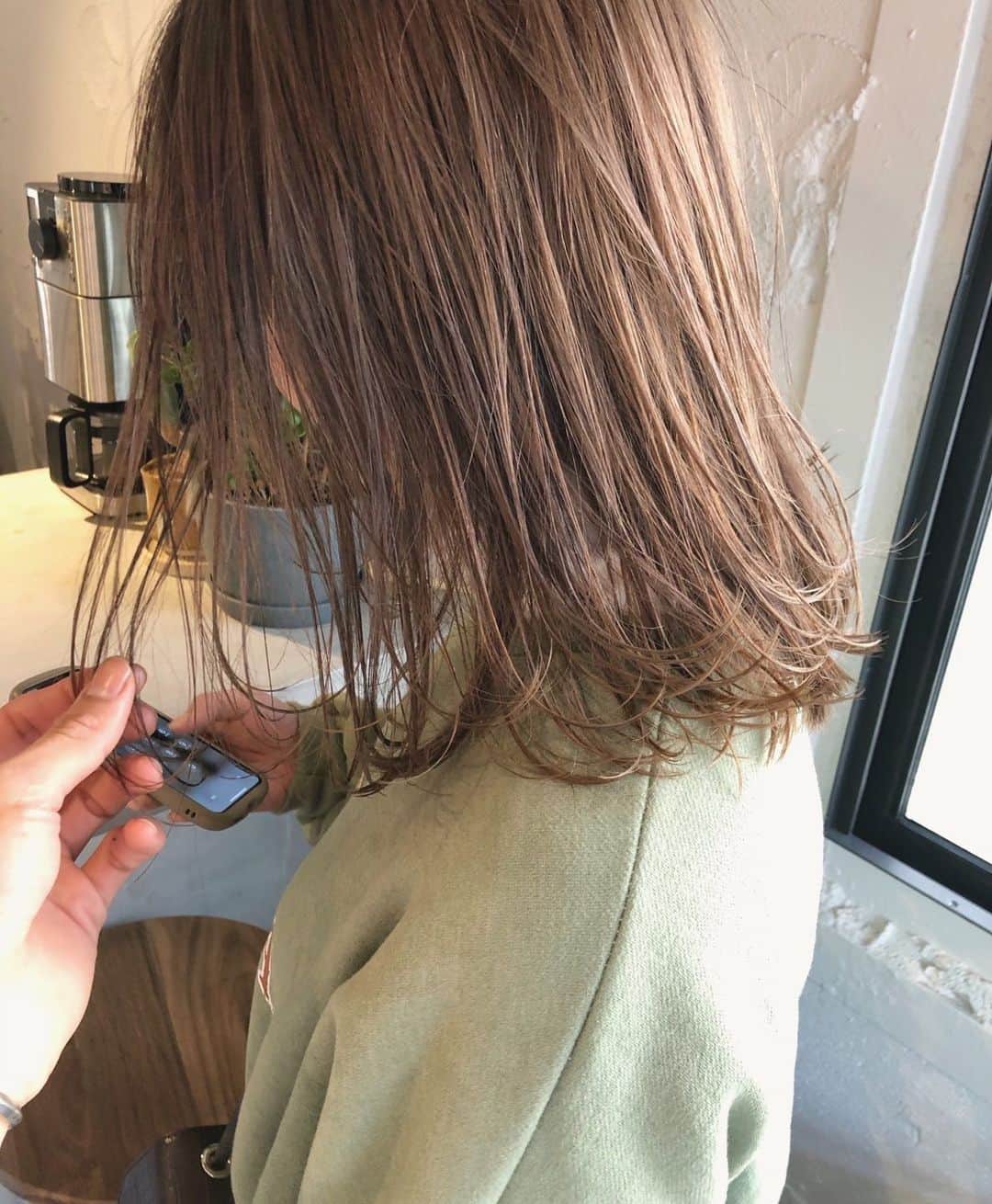 カワシリアツシのインスタグラム：「ワンブリーチのブラウンベージュ🌿 ケアブリーチは髪の中の タンパクケラチン結合を強め、 切れ毛枝毛を98%カットし ダメージをめちゃくちゃ抑えてくれます◎」