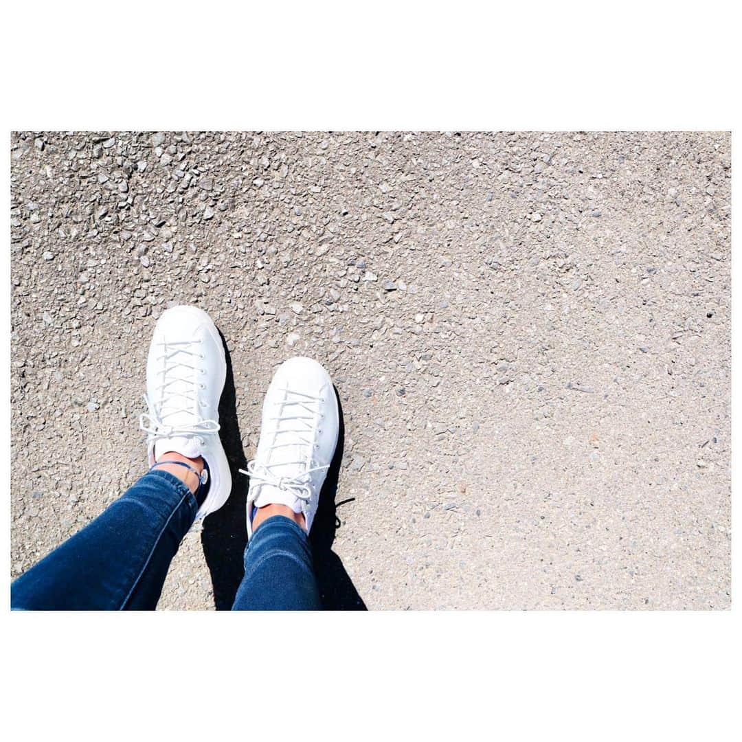 小林由佳さんのインスタグラム写真 - (小林由佳Instagram)「Good weekend¨̮ Walking around with totally  white shoes 🚶🏻‍♀️➰♬  ▷ Hueco Advanced Low Women  @mammut_japan」1月16日 21時17分 - yuca_tan