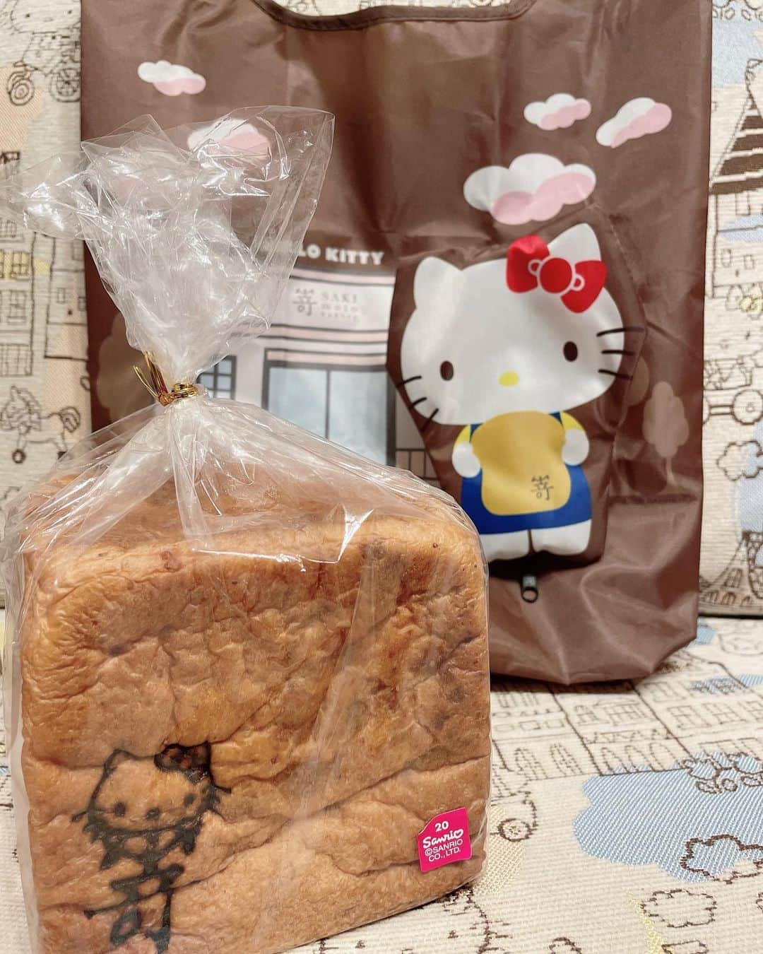 榊原あやのインスタグラム：「#嵜本 x #ハローキティ 🍞  #サンリオ #キティラー #キティ活 #ピューロアンバサダー #ハロスイアンバサダー #HelloKitty #Sanrio #HelloKittyLover」