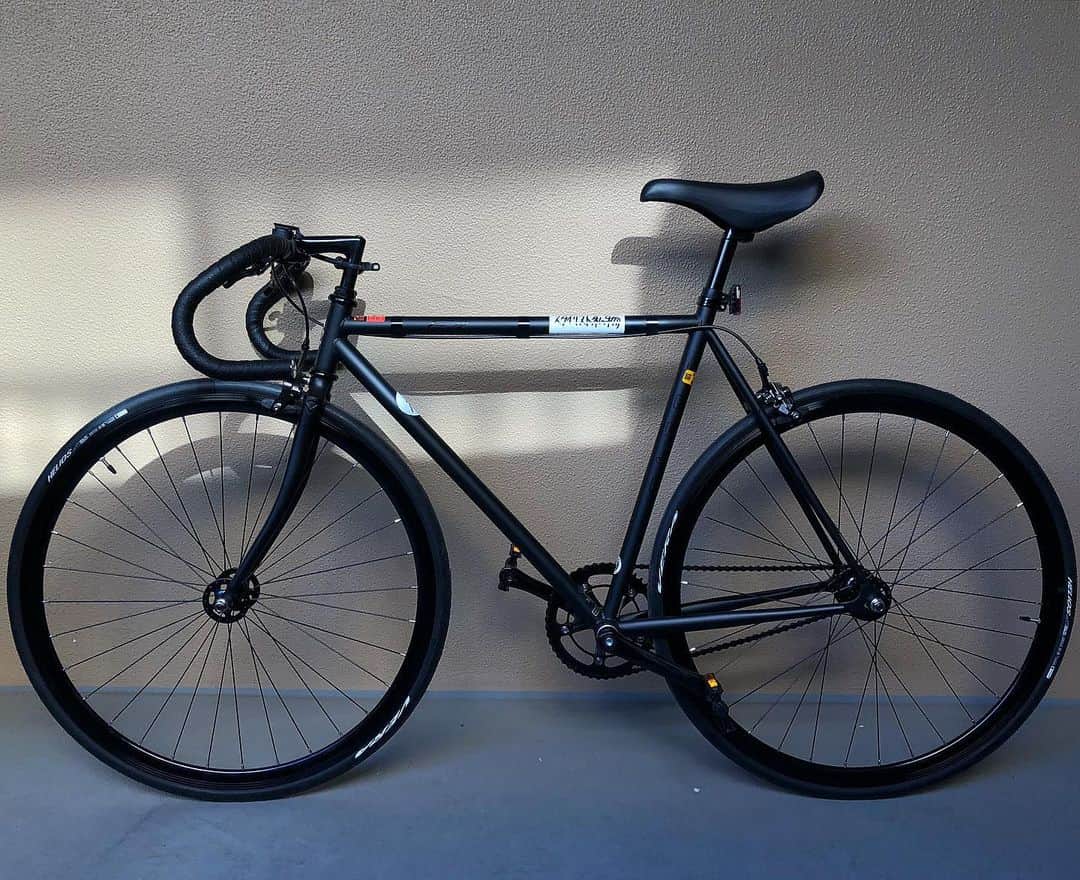 tomonashiさんのインスタグラム写真 - (tomonashiInstagram)「☺︎ 自転車を乗り換えました . #fujifeather #フジフェザー #pistbike #ピストバイク #スタイリスト私物  #popw #placerworkshop」1月16日 21時18分 - tomonashi